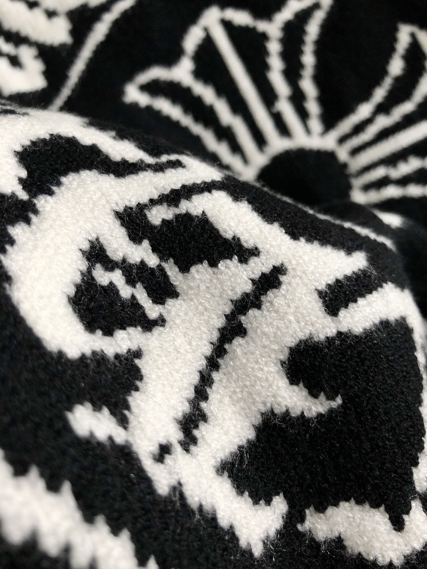 Ch*宽松版型M-XXXL2025秋冬新款梵文刺绣边缘磨破潮牌针织开衫，精致工艺专柜面料，顶级元素融合打