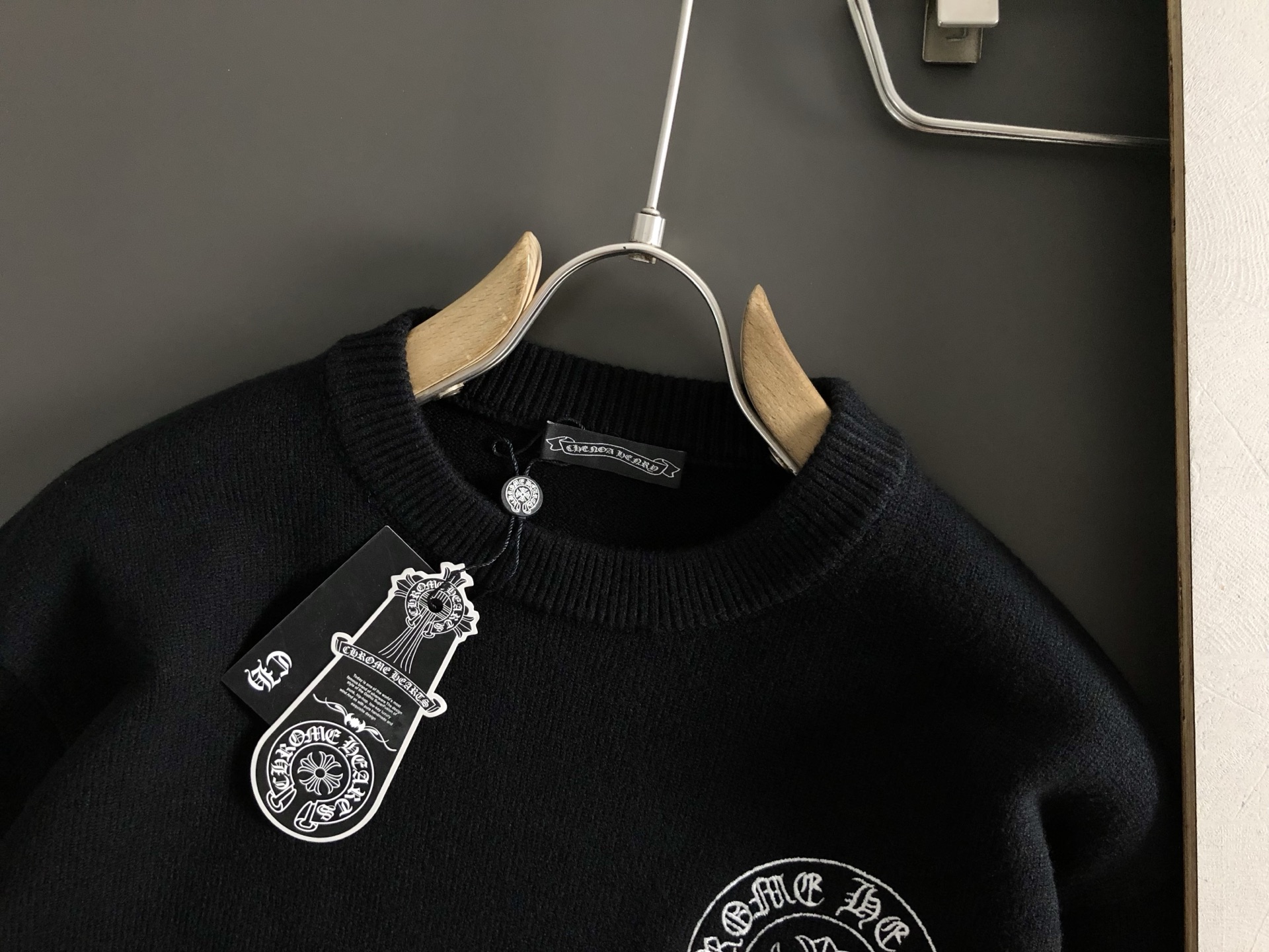 Ch*宽松版型M-XXXL2025秋冬新款梵文刺绣边缘磨破潮牌针织开衫，精致工艺专柜面料，顶级元素融合打