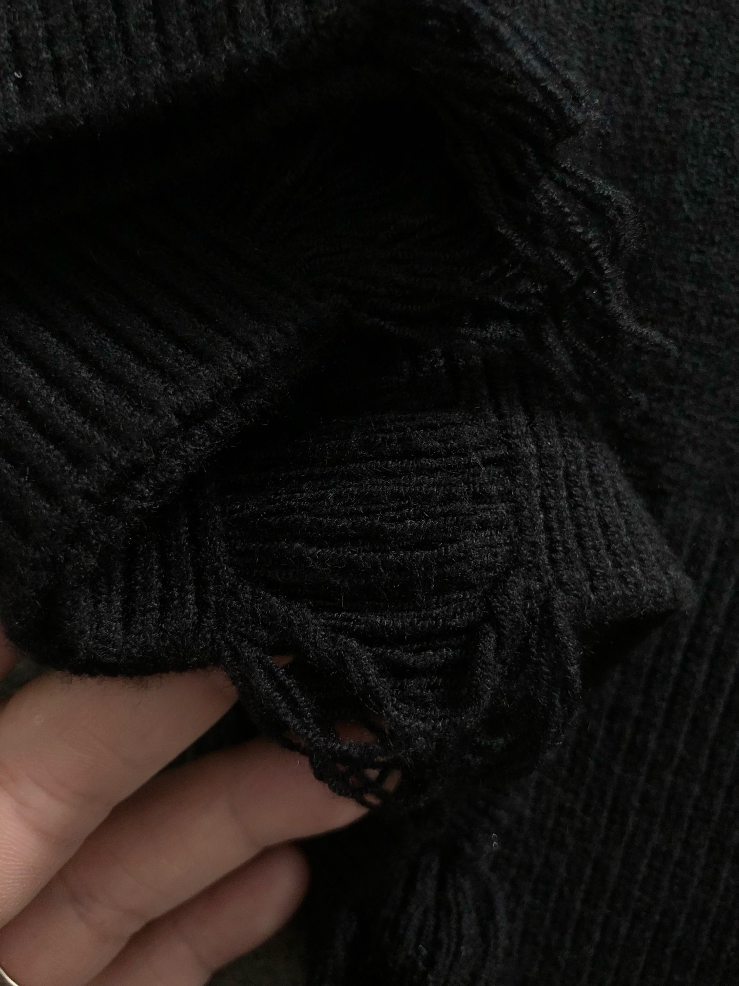 Ch*宽松版型M-XXXL2025秋冬新款梵文刺绣边缘磨破潮牌针织开衫，精致工艺专柜面料，顶级元素融合打