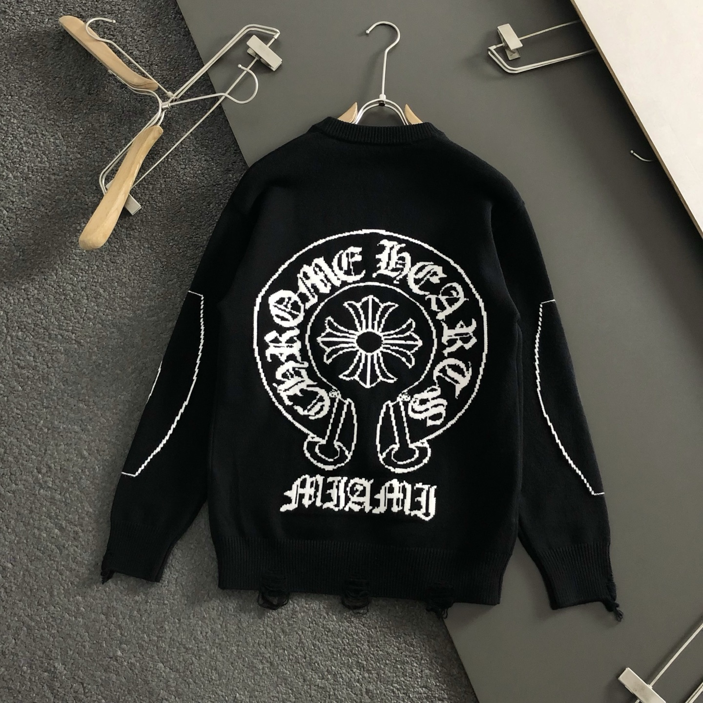 Ch*宽松版型M-XXXL2025秋冬新款梵文刺绣边缘磨破潮牌针织开衫，精致工艺专柜面料，顶级元素融合打