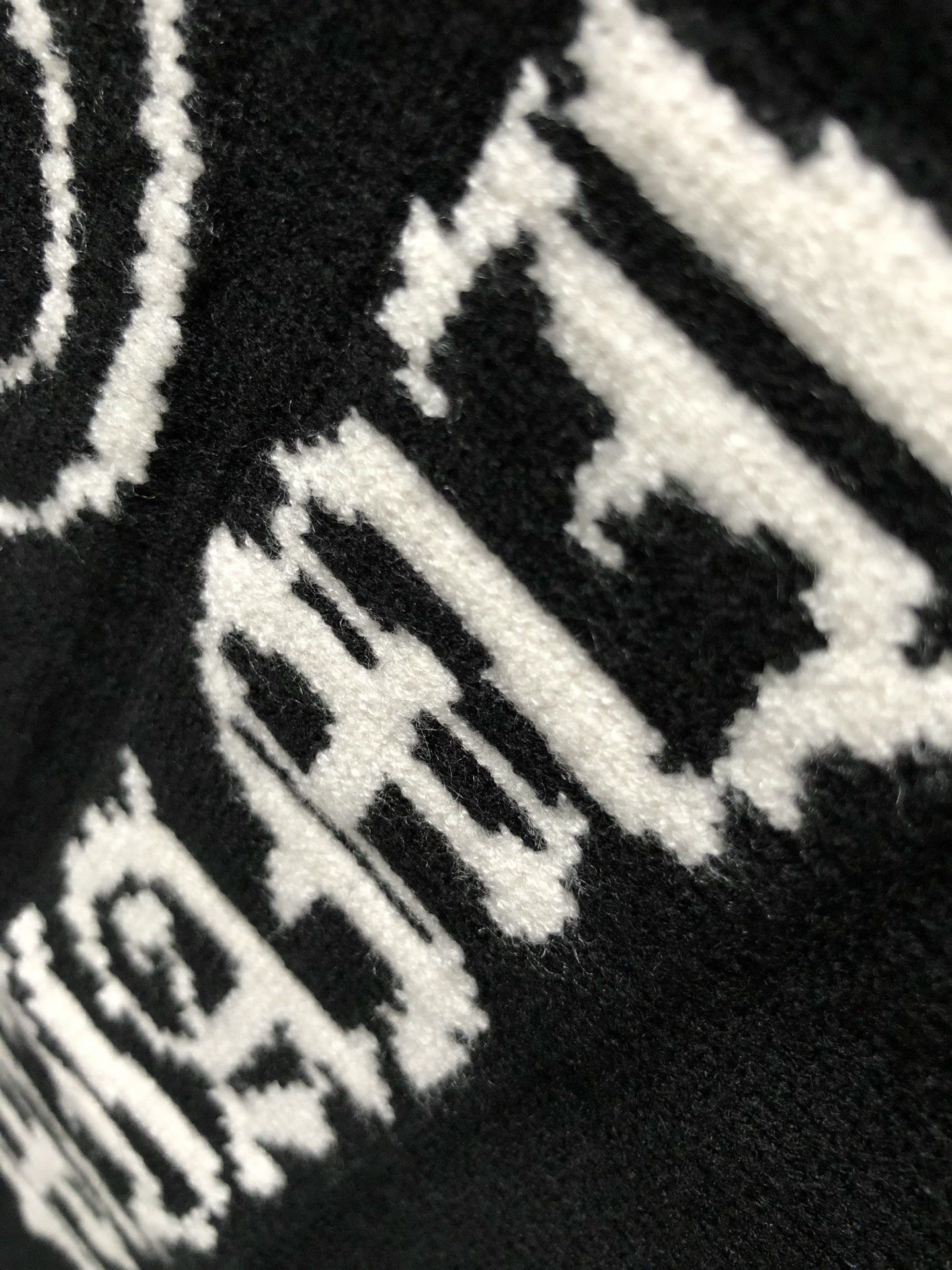 Ch*宽松版型M-XXXL2025秋冬新款梵文刺绣边缘磨破潮牌针织开衫，精致工艺专柜面料，顶级元素融合打