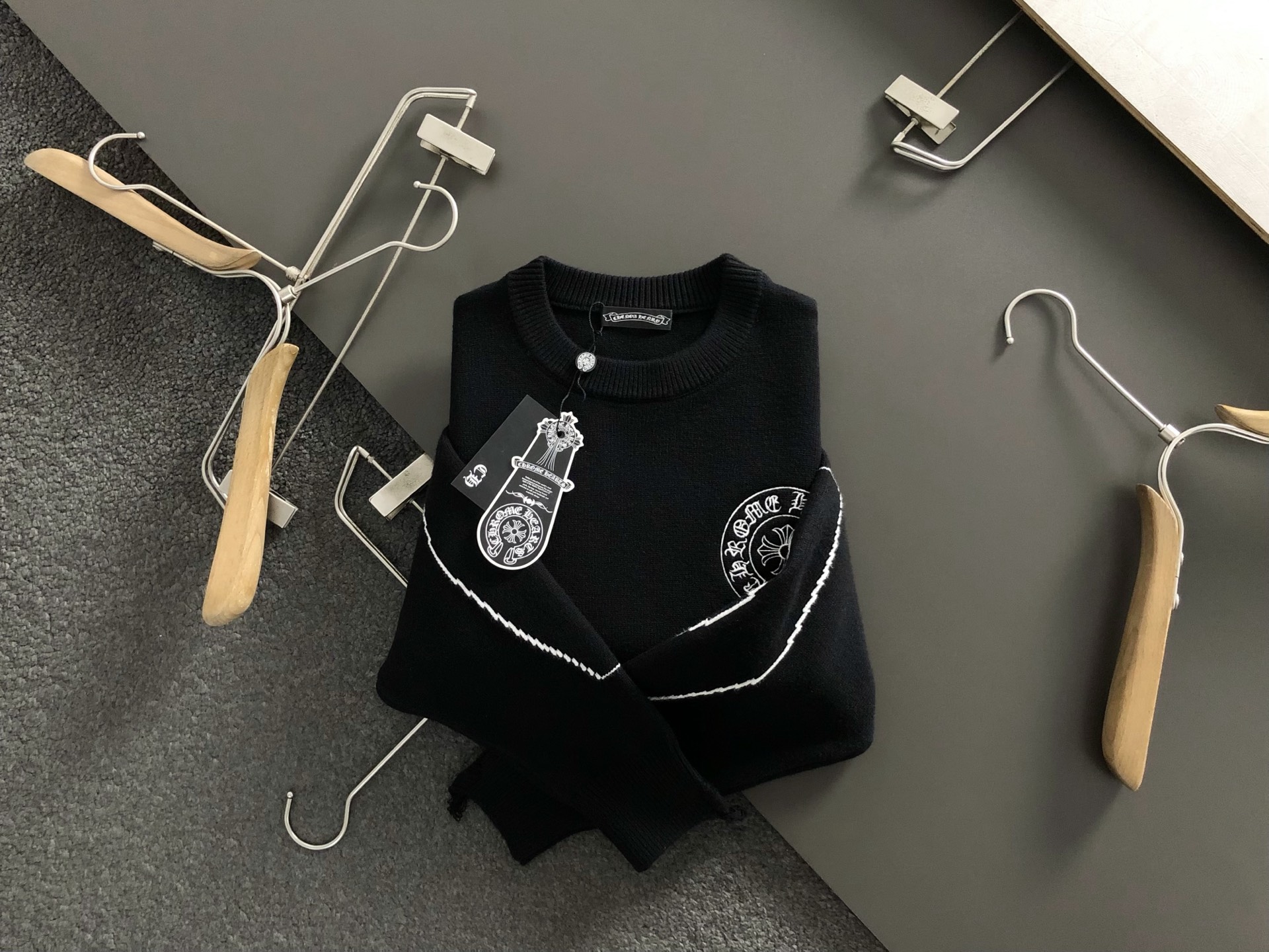 Ch*宽松版型M-XXXL2025秋冬新款梵文刺绣边缘磨破潮牌针织开衫，精致工艺专柜面料，顶级元素融合打