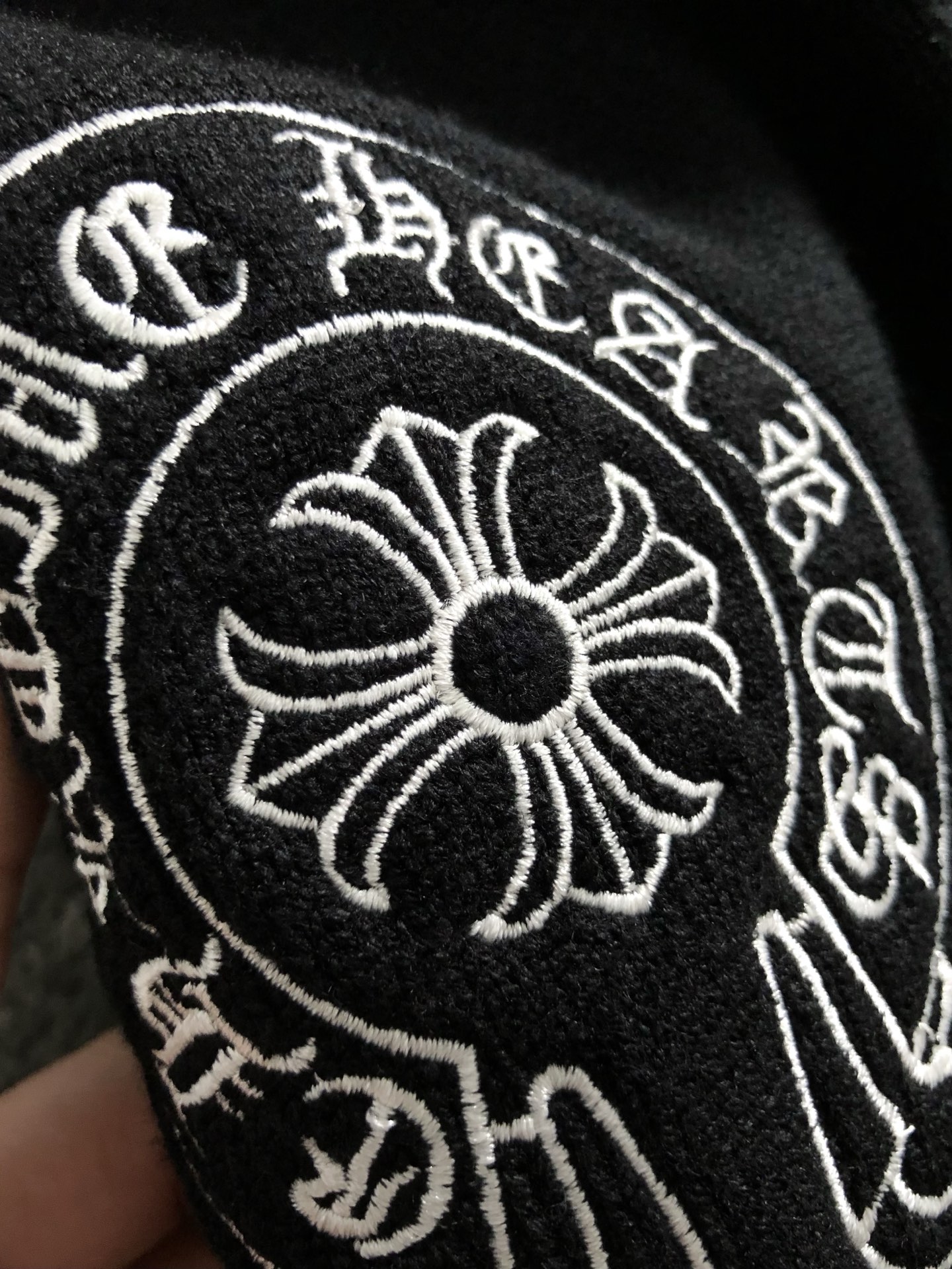 Ch*宽松版型M-XXXL2025秋冬新款梵文刺绣边缘磨破潮牌针织开衫，精致工艺专柜面料，顶级元素融合打