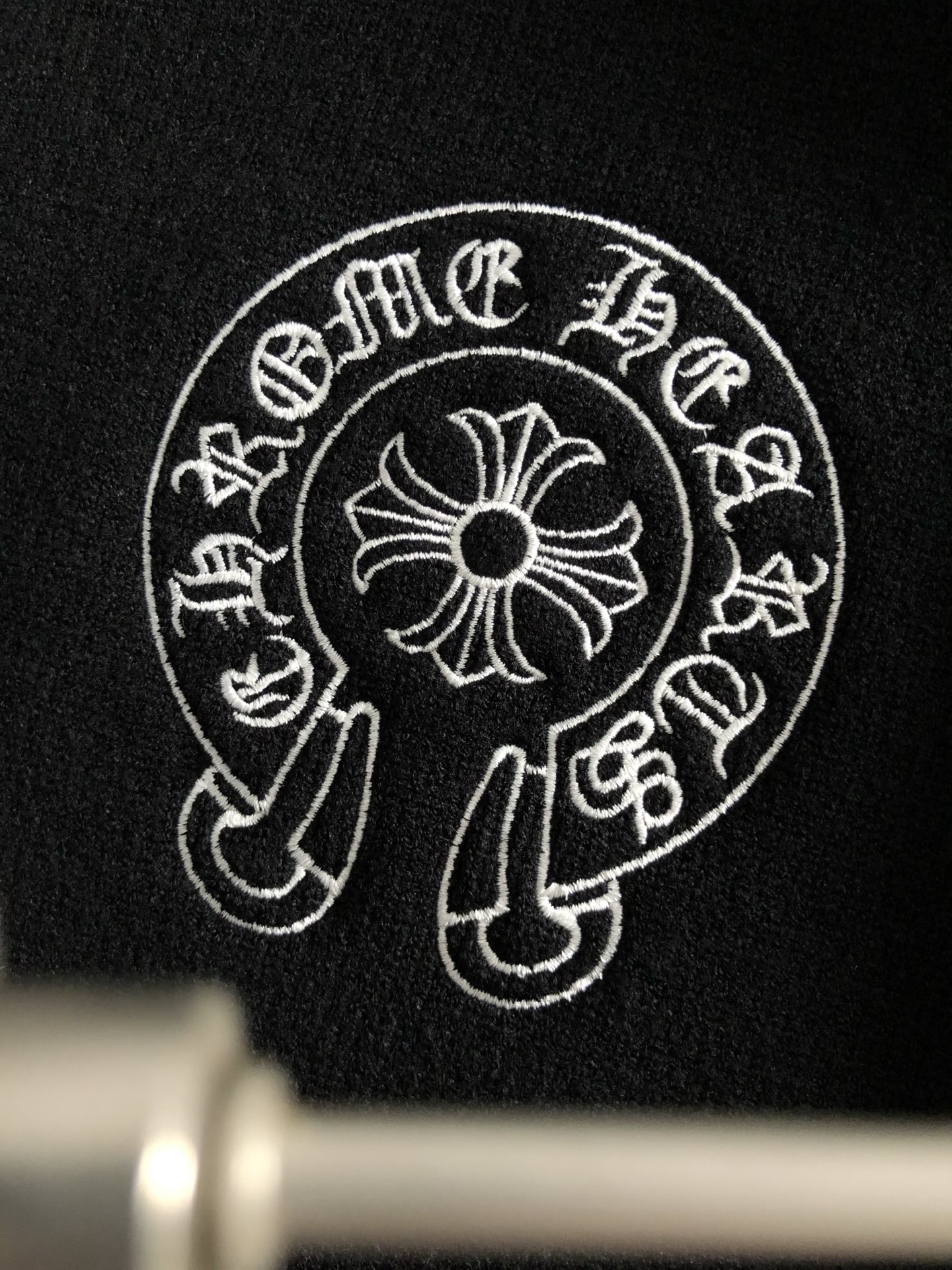 Ch*宽松版型M-XXXL2025秋冬新款梵文刺绣边缘磨破潮牌针织开衫，精致工艺专柜面料，顶级元素融合打