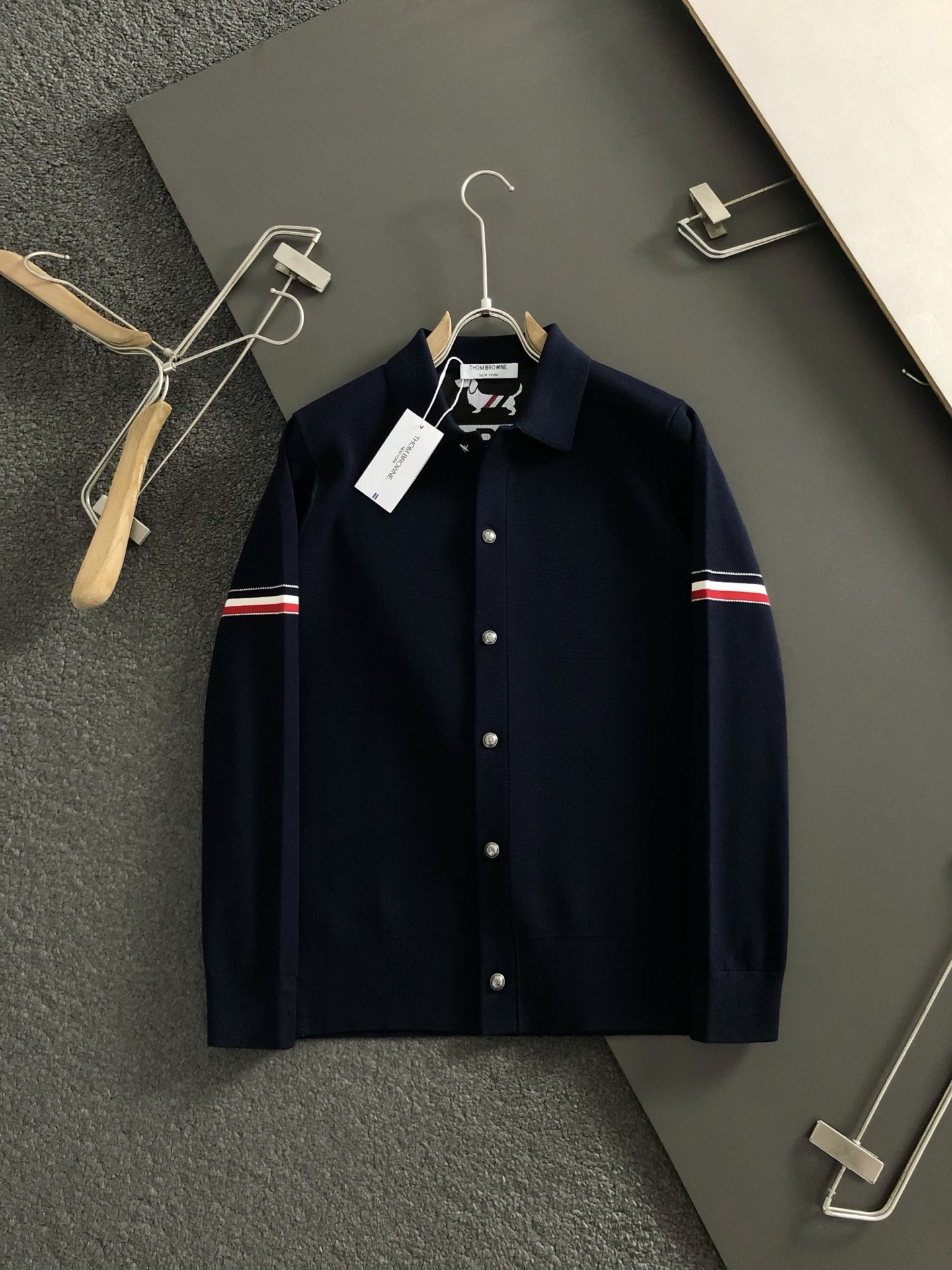 Tb*合身版型M-XXXL2025秋冬经典三杠针织羊毛纽扣外套，精致工艺专柜面料，顶级元素融合打造，3标