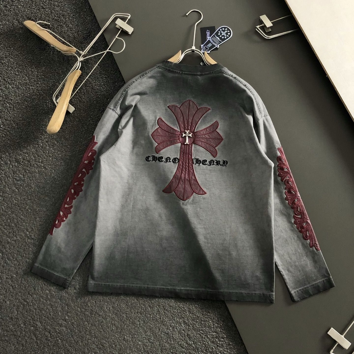 Ch*合身版型S-Xl25春夏顶灰色水洗酒红色十字刺绣金属梵文贴布刺绣金属扣工艺潮牌卫衣，精致工艺专柜面
