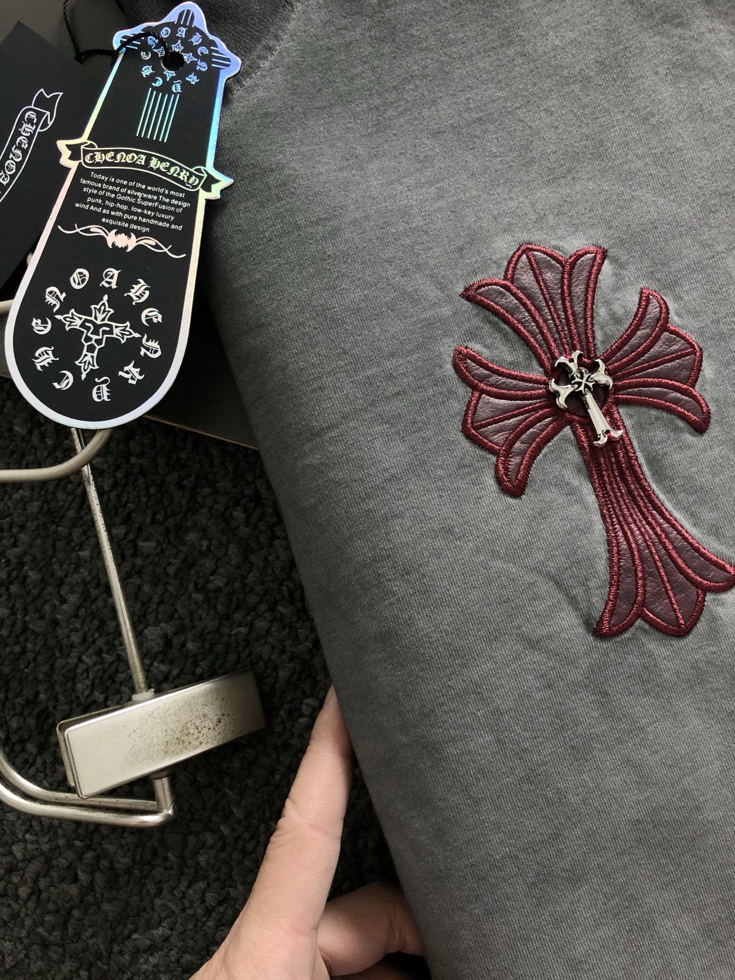 Ch*合身版型S-Xl25春夏顶灰色水洗酒红色十字刺绣金属梵文贴布刺绣金属扣工艺潮牌卫衣，精致工艺专柜面