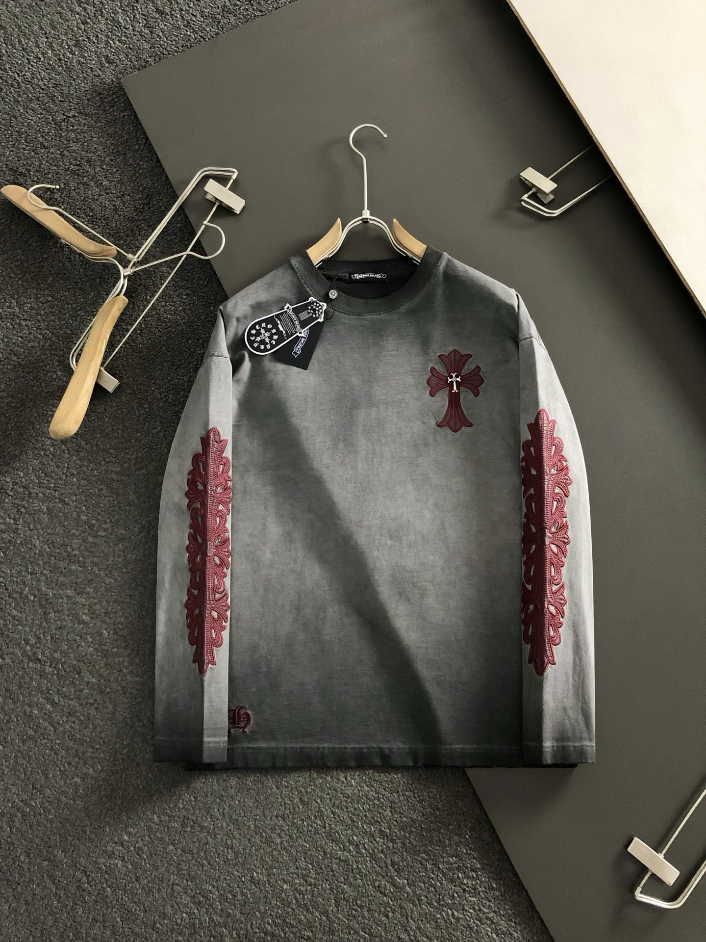 Ch*合身版型S-Xl25春夏顶灰色水洗酒红色十字刺绣金属梵文贴布刺绣金属扣工艺潮牌卫衣，精致工艺专柜面