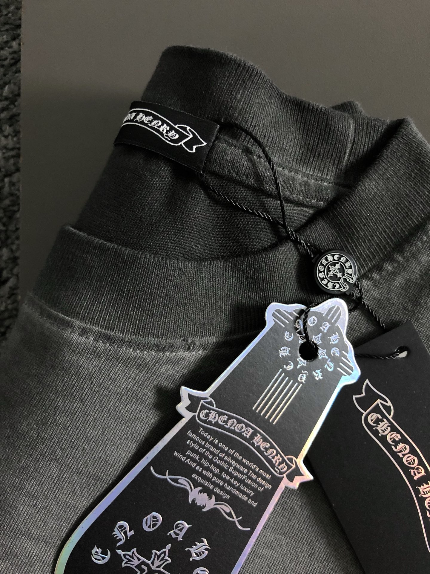 Ch*合身版型S-Xl25春夏顶灰色水洗酒红色十字刺绣金属梵文贴布刺绣金属扣工艺潮牌卫衣，精致工艺专柜面