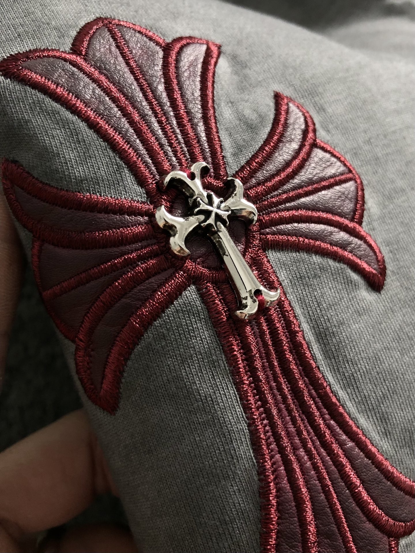 Ch*合身版型S-Xl25春夏顶灰色水洗酒红色十字刺绣金属梵文贴布刺绣金属扣工艺潮牌卫衣，精致工艺专柜面