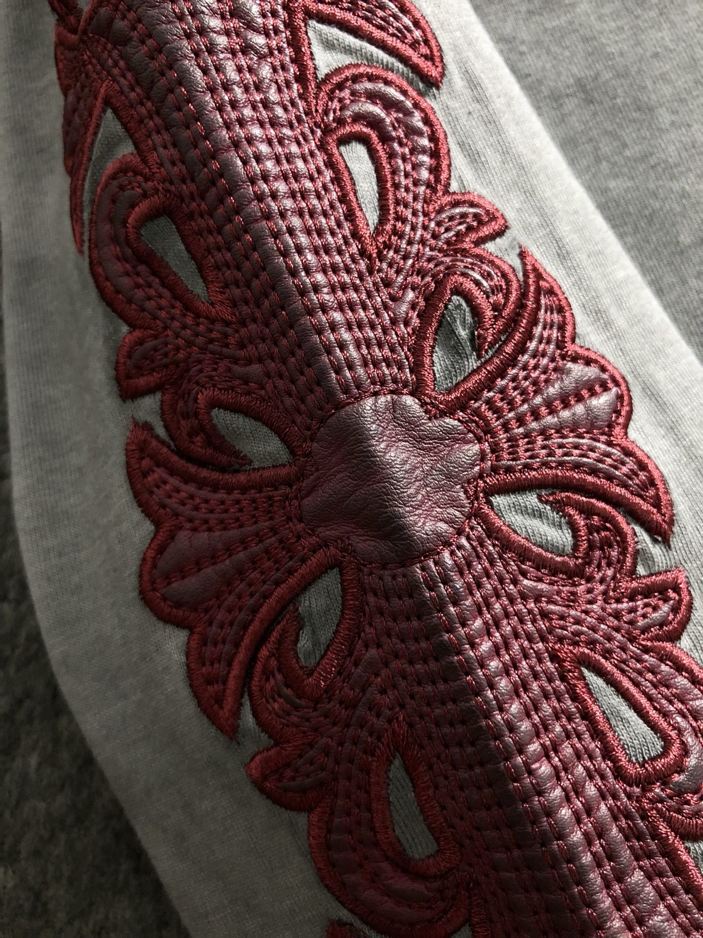 Ch*合身版型S-Xl25春夏顶灰色水洗酒红色十字刺绣金属梵文贴布刺绣金属扣工艺潮牌卫衣，精致工艺专柜面