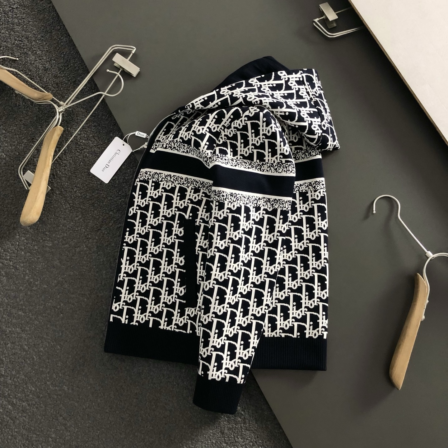 NO:527501,Dir* fitting style M-XXXL autumn and winter full letter jacquard knitted inner cotton wool hooded jacket, exquisite craftsmanship counter fabric, top-level elements fusion, complete 3 standards, trendy men's fashion, whether it is the comfort of the upper body or the incomparable existence 170-135(M) 175-150(L) 178-160(XL) 180-170(XXL) 180-180(XXXL) your,,jackets & coats,hats,alexander wang19860909Dir*合身版型M-XXXL 秋冬满幅字母提花针织内里加棉羊毛连帽外套,精致工艺专柜面料,顶级元素融合打造,3标齐全,潮男时尚,无论是上身舒适度还是都是无可比拟的存在 170-135(M) 175-150(L) 178-160(XL)180-170(XXL) 180-180(XXXL) your,,jackets & coats,hats,alexander wang,Men's clothing