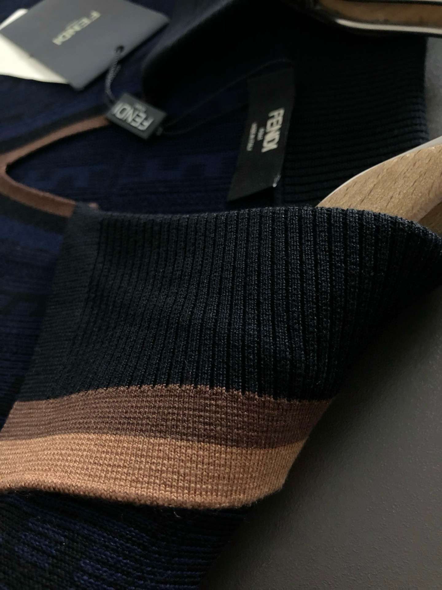 FEND*合身版型M-XXXL2025秋冬老钱风双F提花翻领羊毛短袖，精致工艺专柜面料，顶级元素融合打造