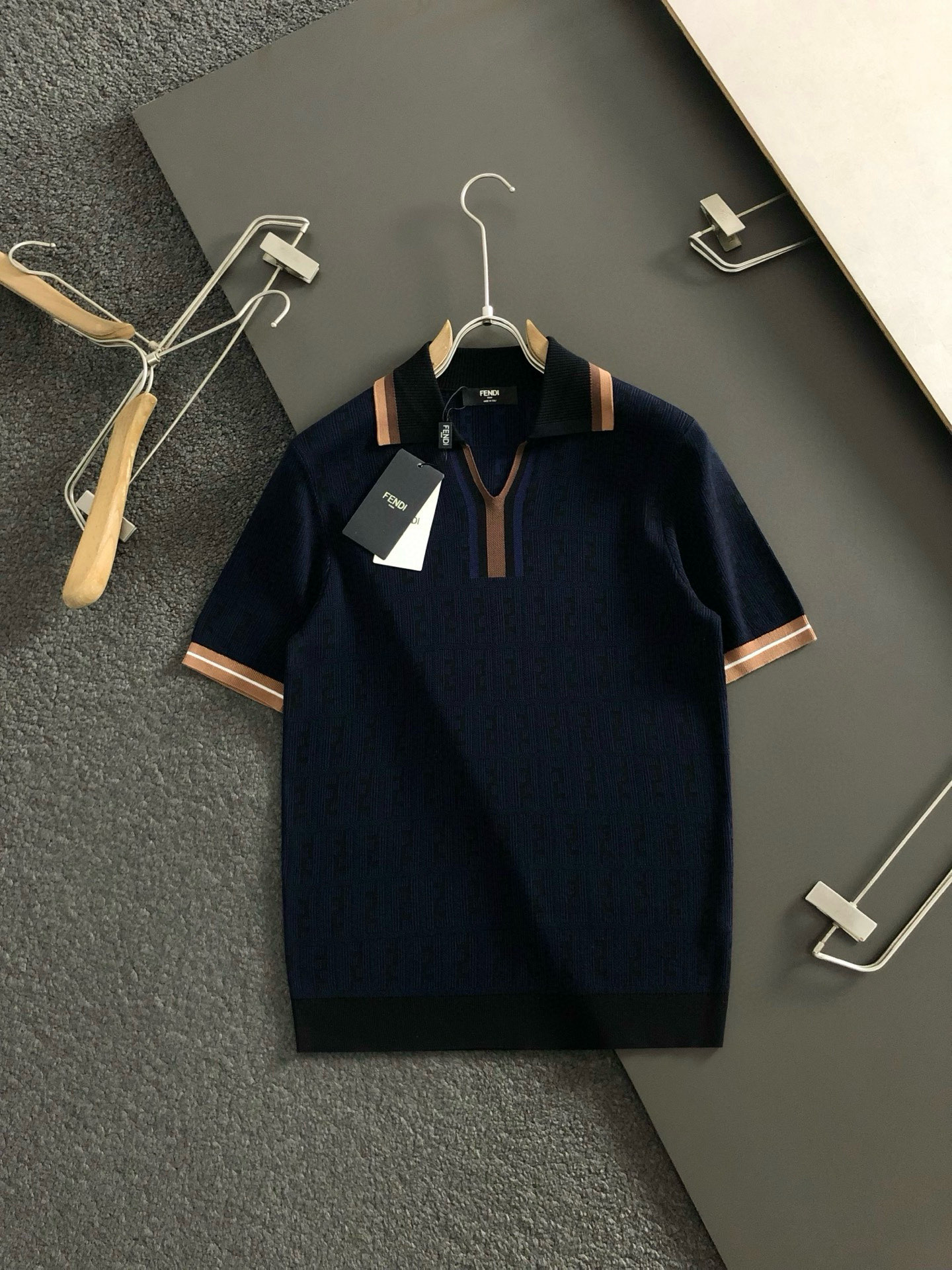 FEND*合身版型M-XXXL2025秋冬老钱风双F提花翻领羊毛短袖，精致工艺专柜面料，顶级元素融合打造