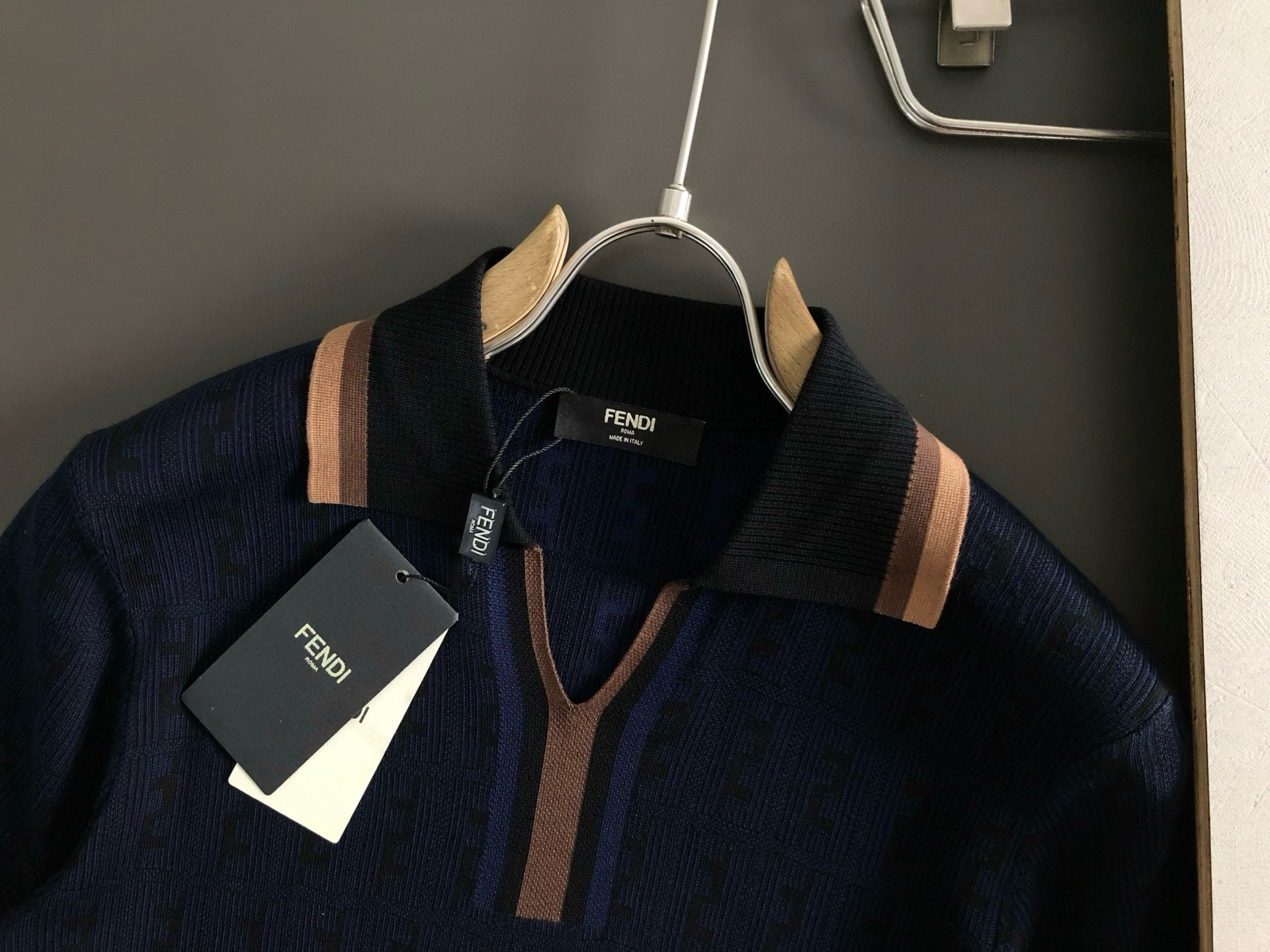 FEND*合身版型M-XXXL2025秋冬老钱风双F提花翻领羊毛短袖，精致工艺专柜面料，顶级元素融合打造