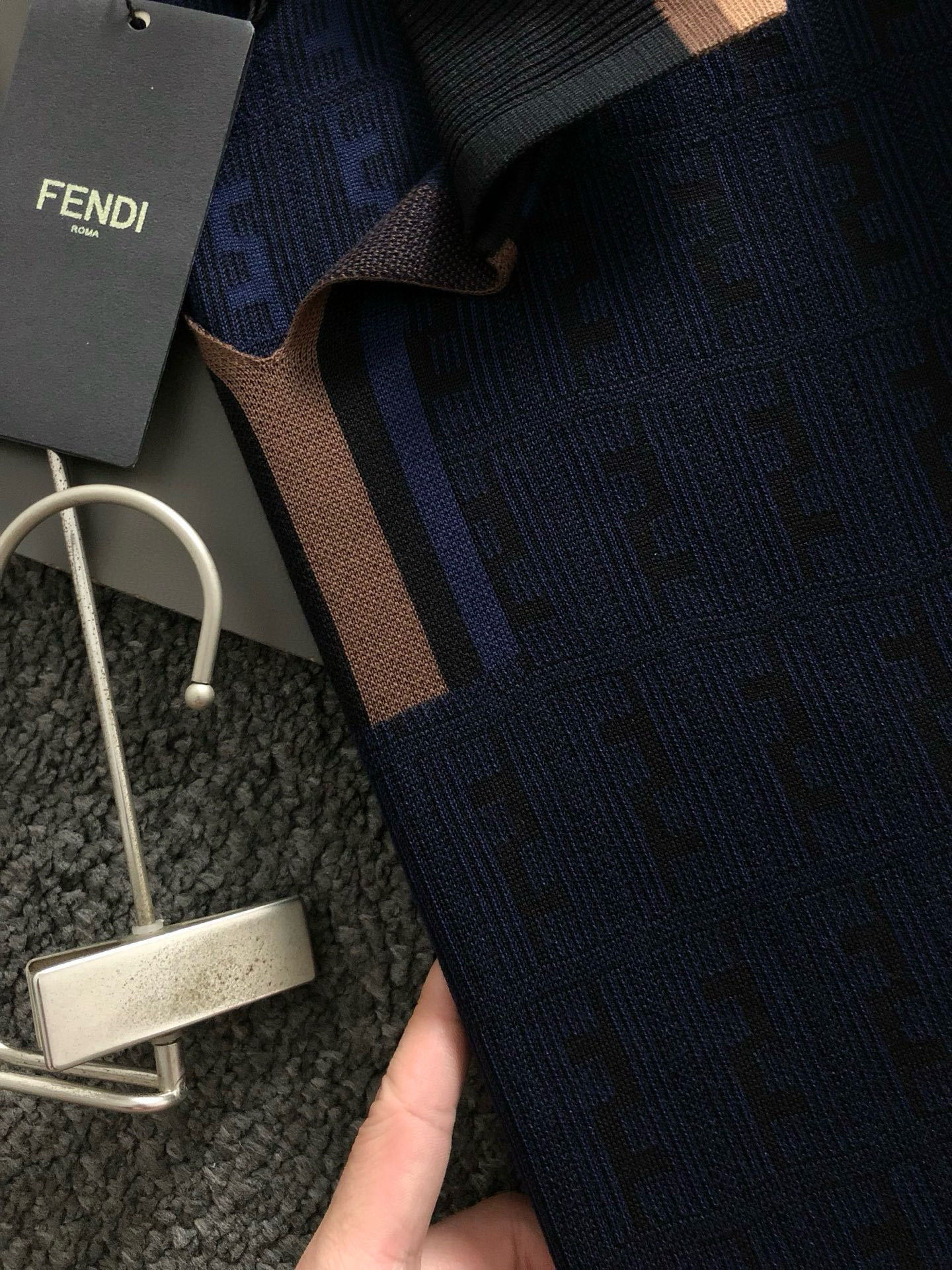 FEND*合身版型M-XXXL2025秋冬老钱风双F提花翻领羊毛短袖，精致工艺专柜面料，顶级元素融合打造