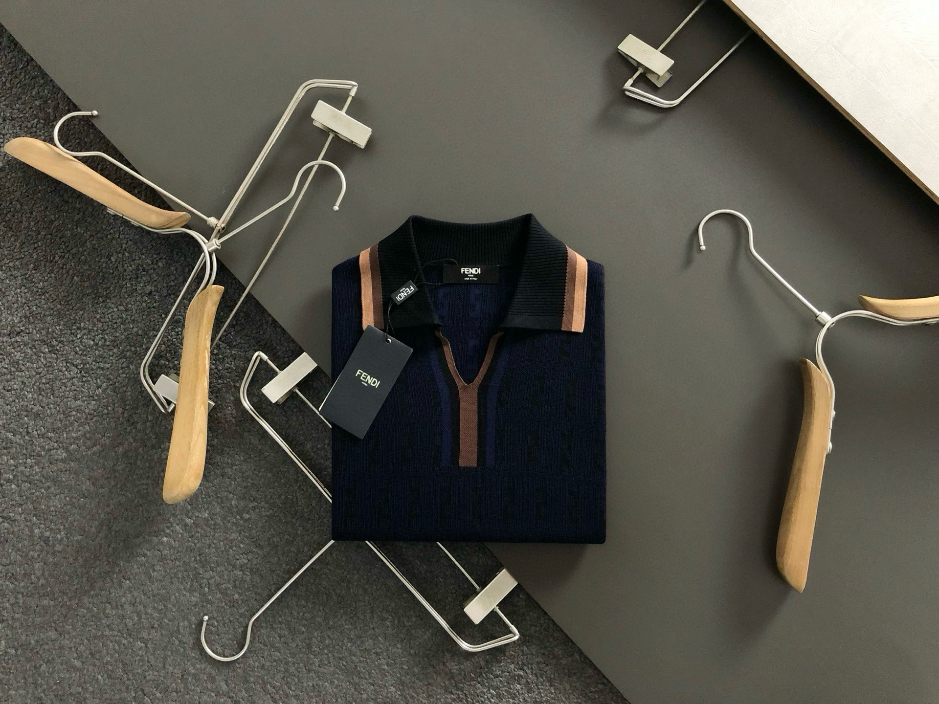 FEND*合身版型M-XXXL2025秋冬老钱风双F提花翻领羊毛短袖，精致工艺专柜面料，顶级元素融合打造