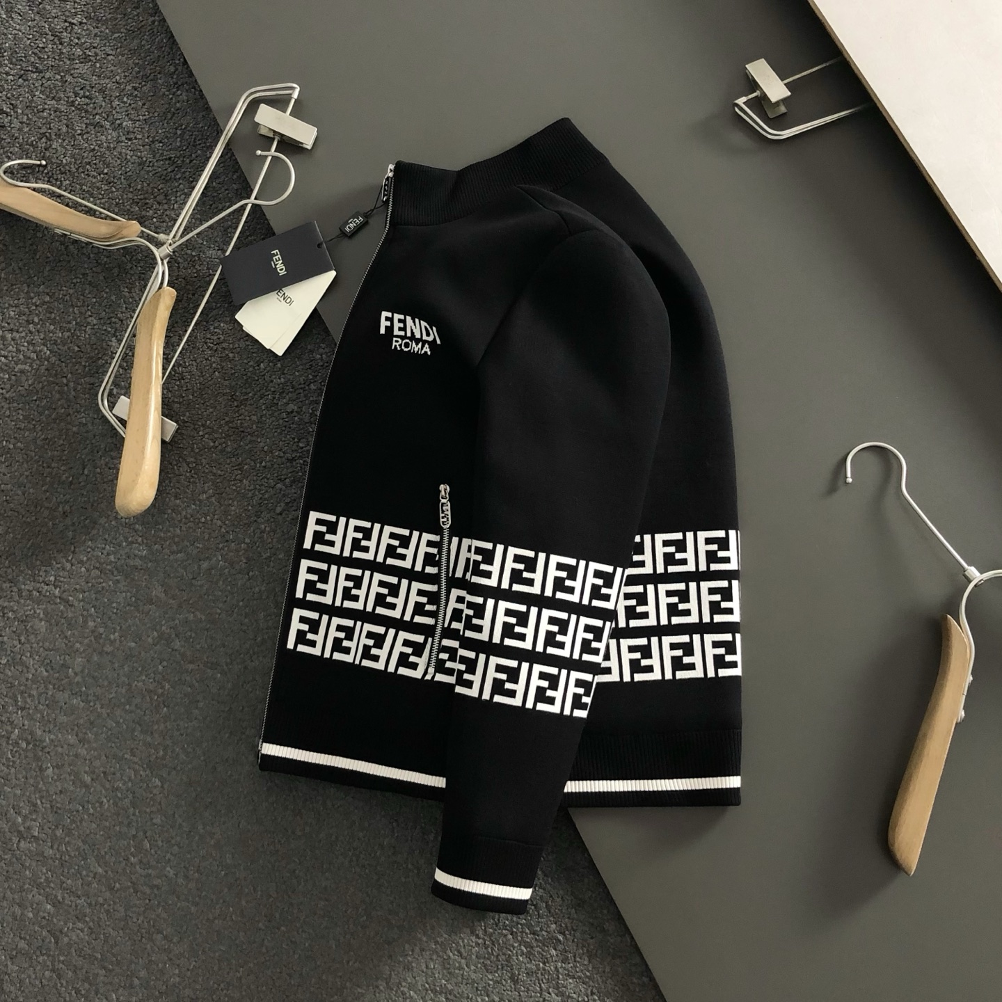 NO:527503,FEND* fitting M-XXXL Fall and winter double F letter jacquard wool stand-up collar jacket, exquisite craftsmanship counter fabric, top-level elements fusion, complete 3 standards, trendy men's fashion, whether it is the comfort of the upper body or the incomparable existence 170-135(M) 175-150(L) 178-160(XL) 180-170(XXL) 180-180(XXXL) your,,fendi,jackets & coats,alexander wang19860909FEND*合身版型M-XXXL 秋冬双F字母提花羊毛立领外套,精致工艺专柜面料,顶级元素融合打造,3标齐全,潮男时尚,无论是上身舒适度还是都是无可比拟的存在 170-135(M) 175-150(L) 178-160(XL)180-170(XXL) 180-180(XXXL) your,,fendi,jackets & coats,alexander wang,Men's clothing