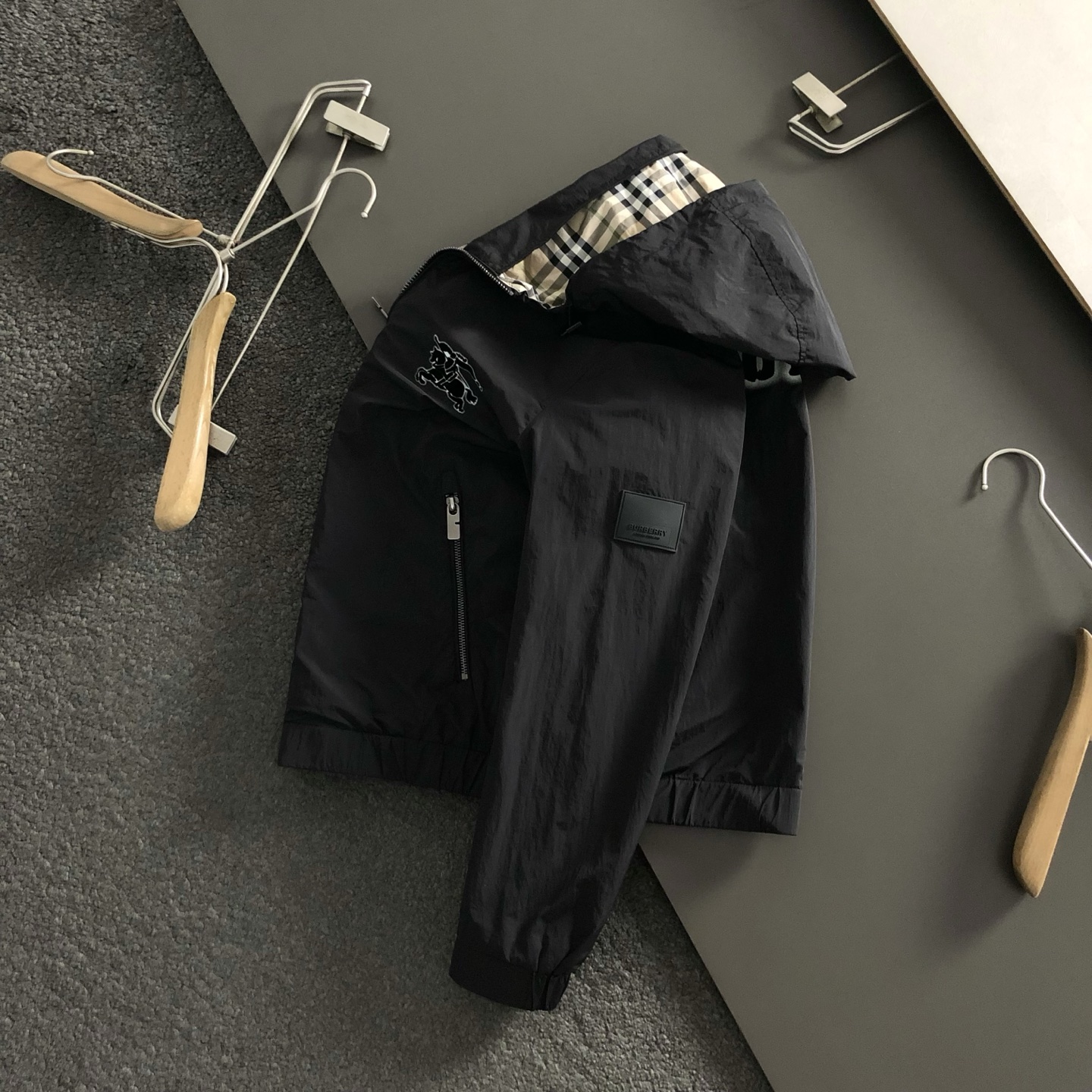 NO:527507,BBR** Fitted M-XXXL 25 top black knight flocking printed logo plaid inner hooded jacket, trendy casual hooded jacket, versatile and simple style and meticulous craftsmanship fabric, classic elements fusion, classic short sleeve 3 logos, trendy men's fashion, whether it is the comfort of the upper body or it is incomparable 170-135(M) 175-150(L) 178-160 (XL) 178-170(XXL) 180-185(XXXL),,jackets & coats,jackets & coats,T-shirt,hats,alexander wang19860909BBR**合身版型M-XXXL 25顶级黑色骑士植绒印花logo格纹内里连帽夹克,潮流休闲连帽外套,百搭简约款细致工艺专柜面料,经典元素融合打造,经典短袖3标齐全,潮男时尚,无论是上身舒适度还是都是无可比拟的存在 170-135(M) 175-150(L) 178-160 (XL)178-170(XXL) 180-185(XXXL),,jackets & coats,jackets & coats,T-shirt,hats,alexander wang,Men's clothing