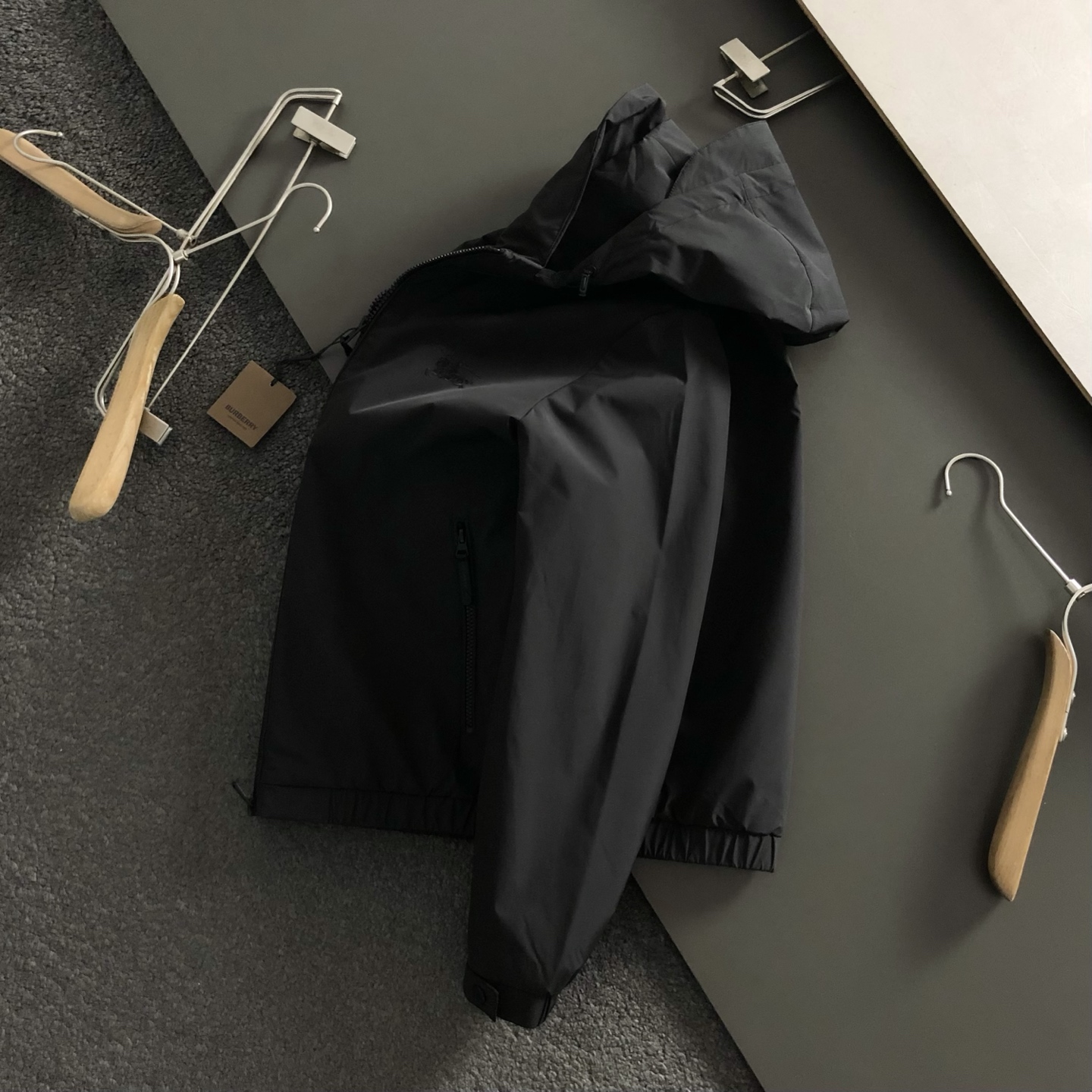 NO:527509,BBR** Fitted M-XXXL 25 top black knight embroidered logo plaid inner hooded jacket, trendy casual hooded jacket, versatile and simple style and meticulous craftsman hardware fabric, classic elements fusion, classic short sleeve 3 logos, trendy men's fashion, whether it is the comfort of the upper body or it is incomparable 170-135(M) 175-150(L) 178-160 (XL) 178-170(XXL) 180-185(XXXL),,jackets & coats,jackets & coats,T-shirt,hats,alexander wang19860909BBR**合身版型M-XXXL 25顶级黑色骑士刺绣logo格纹内里连帽夹克,潮流休闲连帽外套,百搭简约款细致工艺专柜五金面料,经典元素融合打造,经典短袖3标齐全,潮男时尚,无论是上身舒适度还是都是无可比拟的存在 170-135(M) 175-150(L) 178-160 (XL)178-170(XXL) 180-185(XXXL),,jackets & coats,jackets & coats,T-shirt,hats,alexander wang,Men's clothing