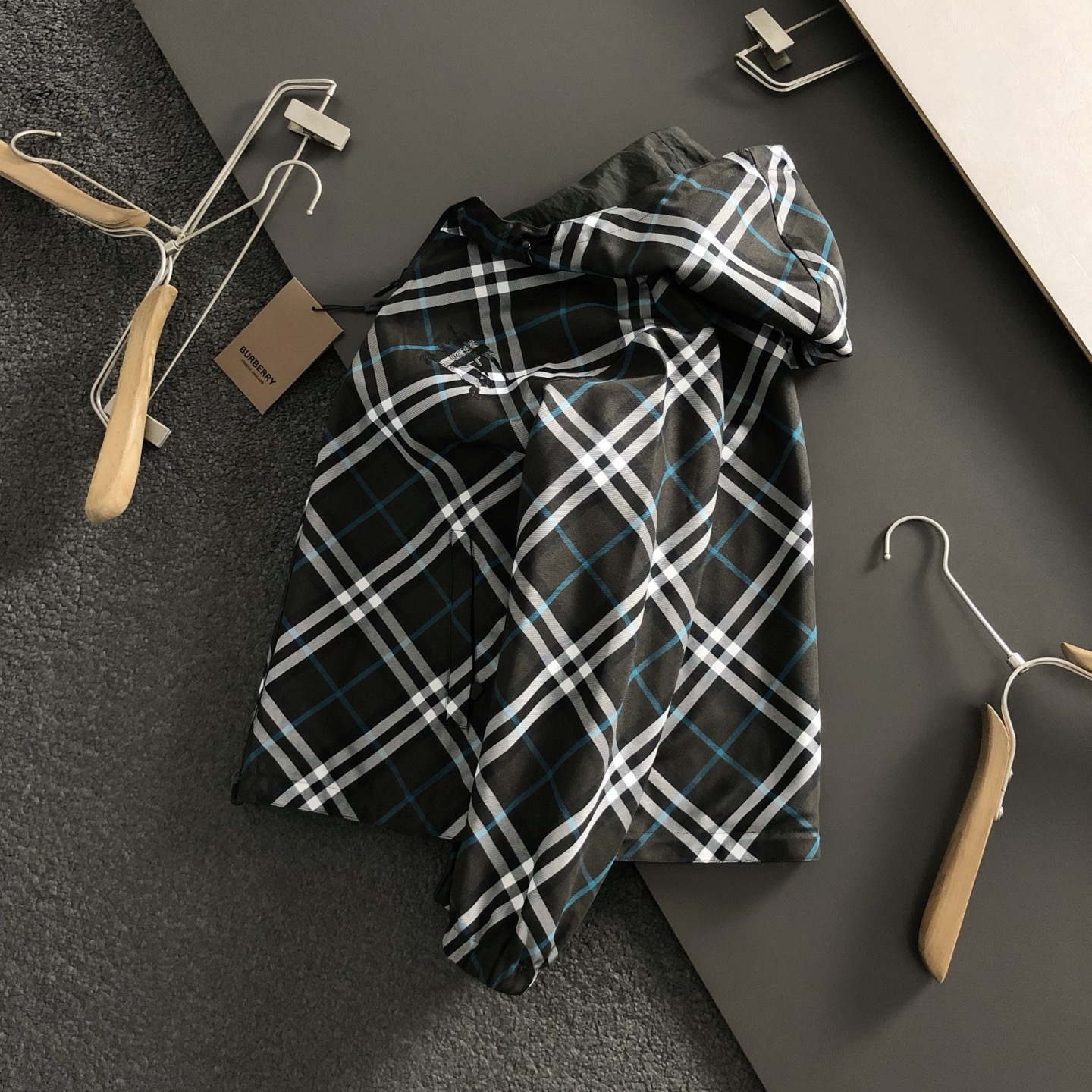 NO:527505,BBR *Double-sided fit m-xxxl 25 top-grade black checked double-sided jacket. Knight patch embroidered with trendy casual hooded jacket, solid color on the back, simple and delicate craftsmanship counter fabric, classic elements fusion, classic short-sleeved 3-mark, trendy men's fashion, whether it is the comfort of the upper body or the incomparable existence, jackets & coats, jackets & coats, T-shirt, hats, alexander wang19860909BBR *双面版型m-xxxl 25顶级黑色格纹双面夹克.骑士贴布绣点缀潮流休闲连帽外套,反面纯色简约款细致工艺专柜面料,经典元素融合打造,经典短袖3标齐全,潮男时尚,无论是上身舒适度还是都是无可比拟的存在,,jackets & coats,jackets & coats,T-shirt,hats,alexander wang,Men's clothing