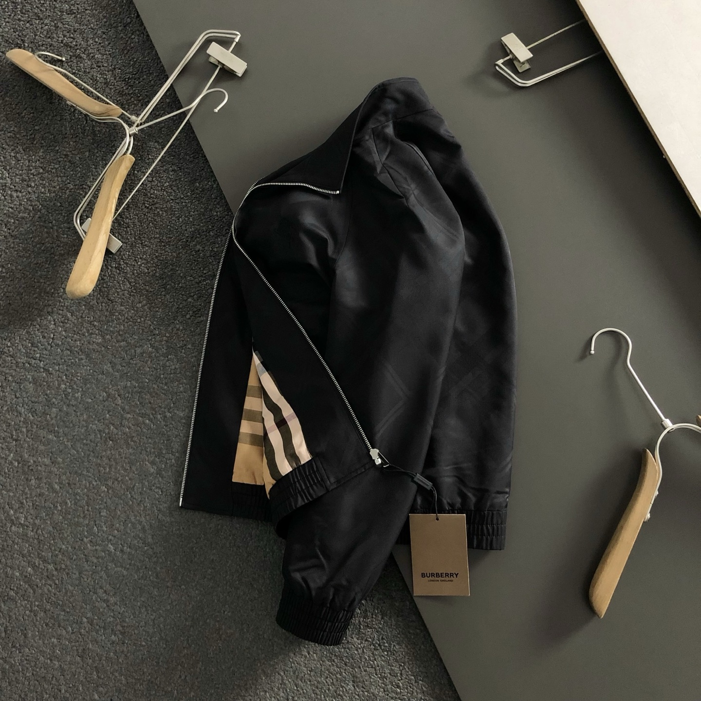 NO:531664,BBR** Fitted M-XXXL 25 top black knight embroidered logo plaid inner collar jacket, trendy casual hooded jacket, versatile and simple style and meticulous craftsman hardware fabric, classic elements fusion, classic short sleeve 3 logos, trendy men's fashion, whether it is the comfort of the upper body or it is incomparable 170-135(M) 175-150(L) 178-160 (XL) 178-170(XXL) 180-185(XXXL),,jackets & coats,jackets & coats,T-shirt,hats,alexander wang19860909BBR**合身版型M-XXXL 25顶级黑色骑士刺绣logo格纹内里立领夹克,潮流休闲连帽外套,百搭简约款细致工艺专柜五金面料,经典元素融合打造,经典短袖3标齐全,潮男时尚,无论是上身舒适度还是都是无可比拟的存在 170-135(M) 175-150(L) 178-160 (XL)178-170(XXL) 180-185(XXXL),,jackets & coats,jackets & coats,T-shirt,hats,alexander wang,Men's clothing