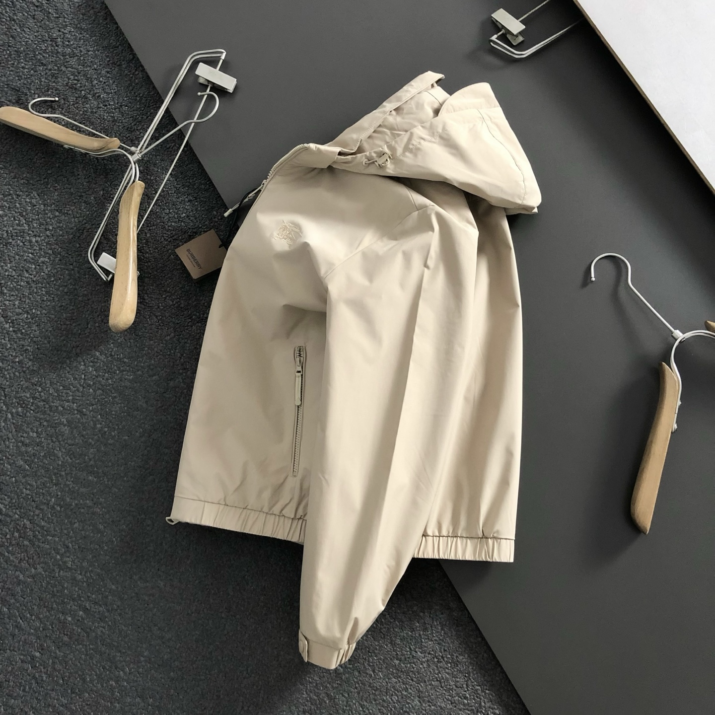 NO:524194,BBR** Fitted M-XXXL 25 top black knight embroidered logo plaid inner hooded jacket, trendy casual hooded jacket, versatile and simple style and meticulous craftsman hardware fabric, classic elements fusion, classic short sleeve 3 logos, trendy men's fashion, whether it is the comfort of the upper body or the incomparable existence 170-135(M) 175-150(L) 178-160 (XL) 178-170(XXL) 180-185(XXXL),,jackets & coats,jackets & coats,T-shirt,hats,alexander wang19860909BBR**合身版型M-XXXL 25顶级黑色骑士刺绣logo格纹内里连帽夹克,潮流休闲连帽外套,百搭简约款细致工艺专柜五金面料,经典元素融合打造,经典短袖3标齐全,潮男时尚,无论是上身舒适度还是都是无可比拟的存在 170-135(M) 175-150(L) 178-160 (XL)178-170(XXL) 180-185(XXXL),,jackets & coats,jackets & coats,T-shirt,hats,alexander wang,Men's clothing