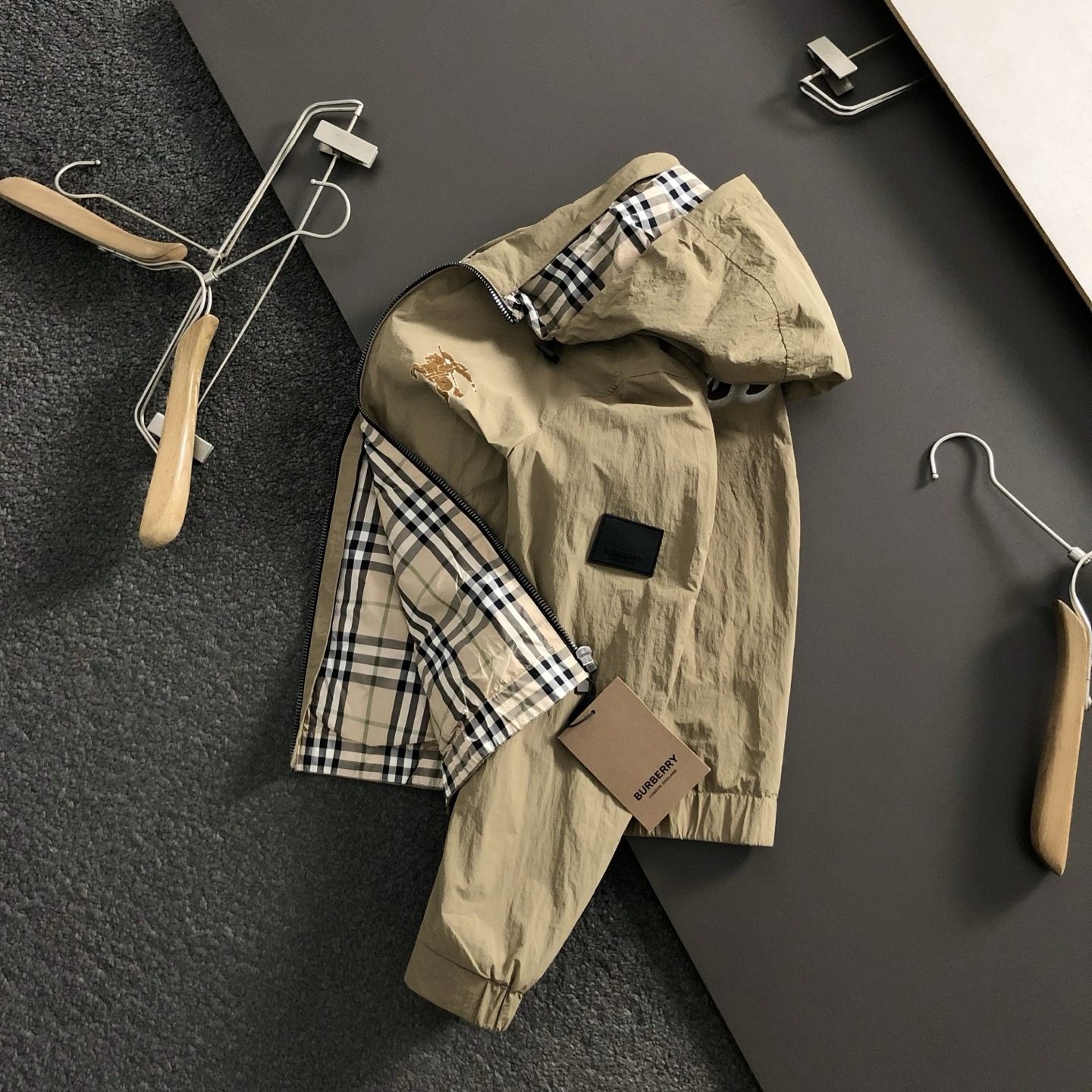 NO:524197,BBR** Fitted M-XXXL 25 top black knight flocking printed logo plaid inner hooded jacket, trendy casual hooded jacket, versatile and simple style and meticulous craftsmanship fabric, classic elements fusion, classic short sleeve 3 logos, trendy men's fashion, whether it is the comfort of the upper body or it is incomparable 170-135(M) 175-150(L) 178-160 (XL) 178-170(XXL) 180-185(XXXL),,jackets & coats,jackets & coats,T-shirt,hats,alexander wang19860909BBR**合身版型M-XXXL 25顶级黑色骑士植绒印花logo格纹内里连帽夹克,潮流休闲连帽外套,百搭简约款细致工艺专柜面料,经典元素融合打造,经典短袖3标齐全,潮男时尚,无论是上身舒适度还是都是无可比拟的存在 170-135(M) 175-150(L) 178-160 (XL)178-170(XXL) 180-185(XXXL),,jackets & coats,jackets & coats,T-shirt,hats,alexander wang,Men's clothing