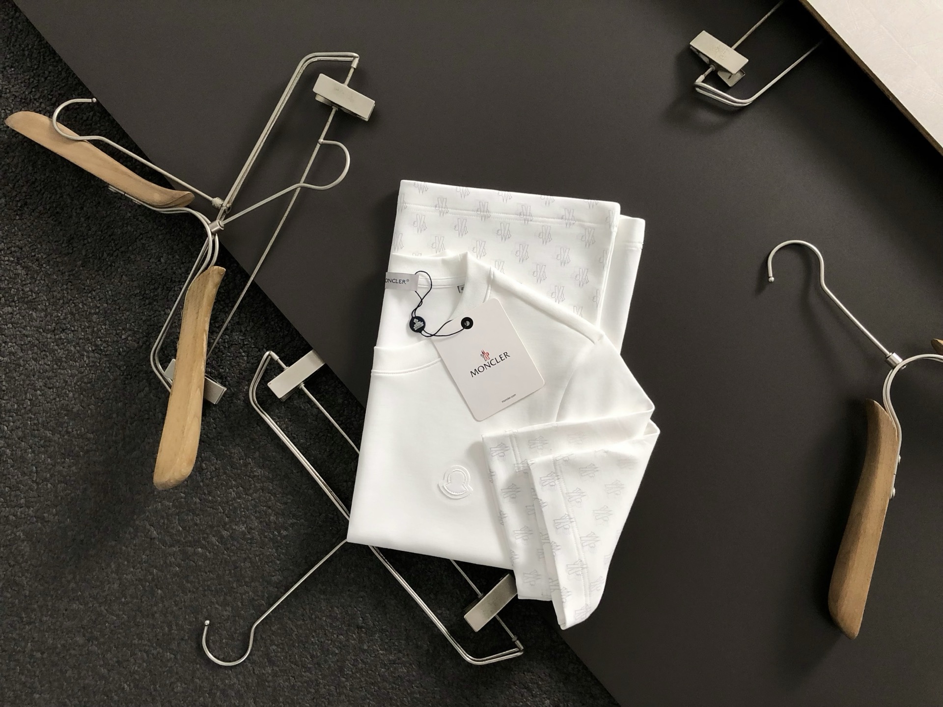 NO:525487,Mon* slim fit M-XXXL 2025 autumn and winter top simple print versatile wool short sleeves, exquisite craftsmanship counter fabric, top-level elements fusion, classic short sleeves 3 specifications complete, trendy men's fashion, whether it is the comfort of the upper body or the incomparable existence 170-120(M) 175-135(L) 178-150(XL) 180-160(XXL) 180-170(XXXL) your,,T-shirt,alexander wang19860909mon*修身版型M-XXXL 2025秋冬顶级简约印花百搭羊毛短袖,精致工艺专柜面料,顶级元素融合打造,经典短袖3标齐全,潮男时尚,无论是上身舒适度还是都是无可比拟的存在 170-120(M) 175-135(L) 178-150(XL)180-160(XXL) 180-170(XXXL) your,,T-shirt,alexander wang,Men's clothing