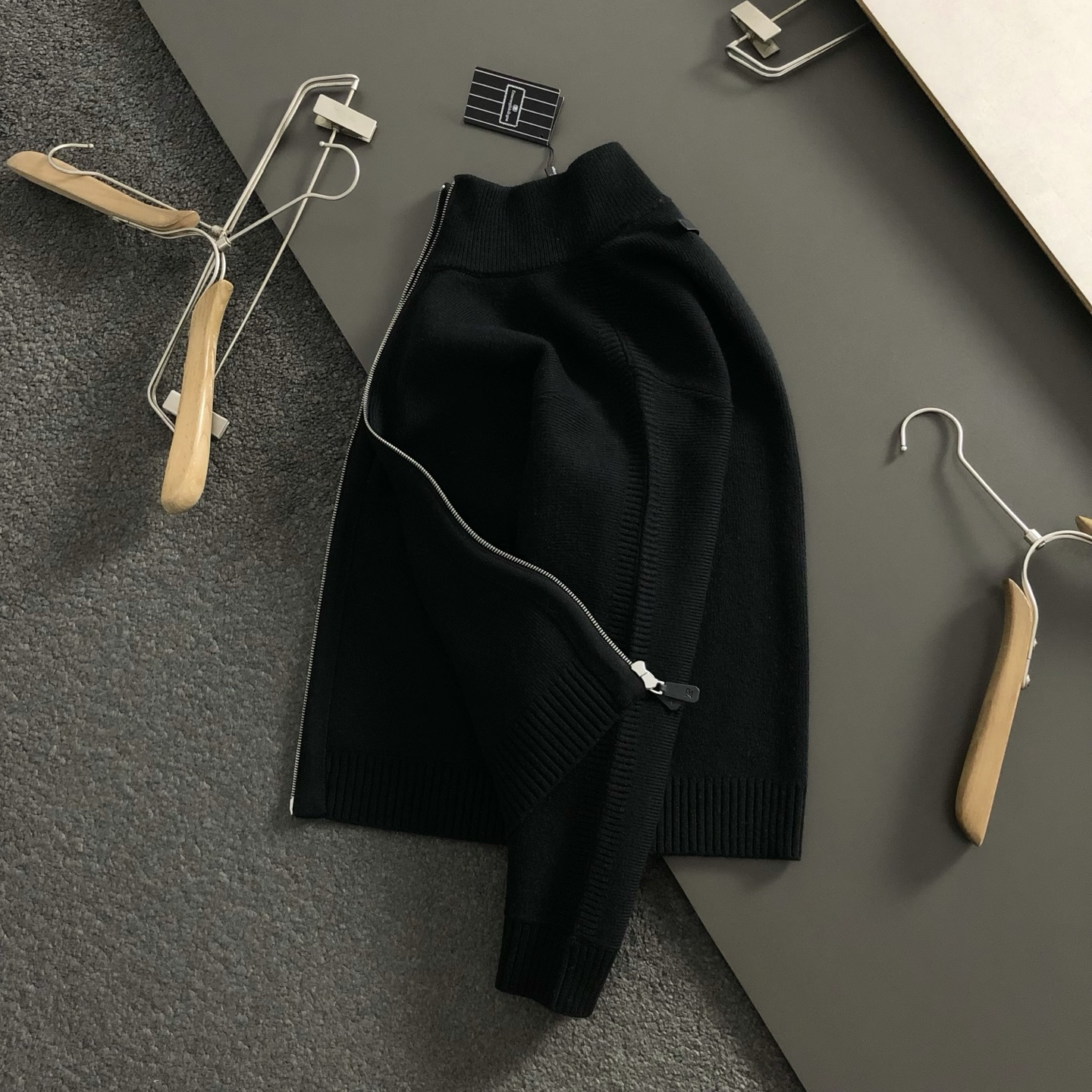 NO:525502,ZEG* set style m-xxxl 2025 autumn and winter trendy brand knitted jacket, mainly black, three-dimensional tailoring, old Qian style knitted suit, showing calmness and slackness, three-dimensional tailoring fits the body, neat and stylish, easily lengthening the leg lines, creating a casual and free and casual casual style. High-quality knitted fabric is crisp and wear-resistant, with breathability and comfort, suitable for daily street or light outdoor scenes. Details and buttons and multiple pockets embellishments add texture, can be easily controlled, and are an indispensable fashion item in the transition season of autumn and winter. On-site sale M(175-135),, jackets & coats, alexander wang19860909ZEG*套装版型m-xxxl 2025秋冬潮牌针织外套,以经黑色为主调,立体剪裁老钱风针织套装,彰显沉稳松弛,立体剪裁贴合身形,设计利落有型,轻松拉长腿部线条,打造随性洒脱的休闲风格.优质针织面料挺括耐磨,兼具透气性与舒适感,适合日常出街或轻户外场景.细节处纽扣与多口袋点缀,增添质感,都能轻松驾驭,是秋冬过渡季不可或缺的时尚单品. 现货发售发售 M(175-135),,jackets & coats,alexander wang,Men's clothing