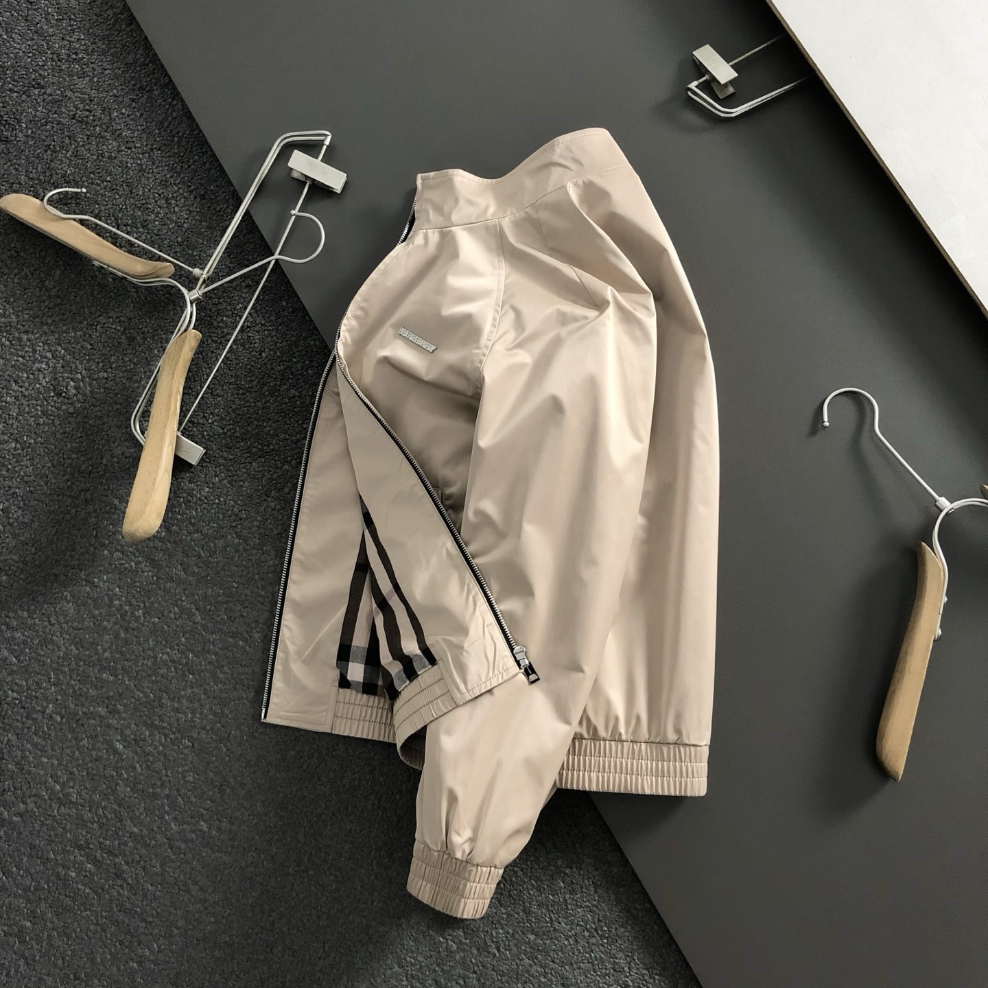 NO:525493,BBr** thin cotton jacket M-XXXL 25 top classic plaid inner lining with metal logo five financial collar jacket, trendy plus cotton casual stand collar jacket, multi-functional simple and trendy style delicate craftsmanship counter fabric, classic elements fusion, classic 3 standards, trendy men's fashion, whether it is the comfort of the upper body or it is incomparable 170-135(M) 175-145(L) 178-155 (XL) 178-165(XXL) 180-175(XXXL),,jackets & coats,jackets & coats,alexander wang19860909BBr**薄棉夹克M-XXXL 25顶级经典款格纹内里搭配金属logo五金融合夹克,潮流加棉休闲立领外套,多功能可简约可潮流款细致工艺专柜面料,经典元素融合打造,经典3标齐全,潮男时尚,无论是上身舒适度还是都是无可比拟的存在 170-135(M) 175-145(L) 178-155 (XL)178-165(XXL) 180-175(XXXL),,jackets & coats,jackets & coats,alexander wang,Men's clothing