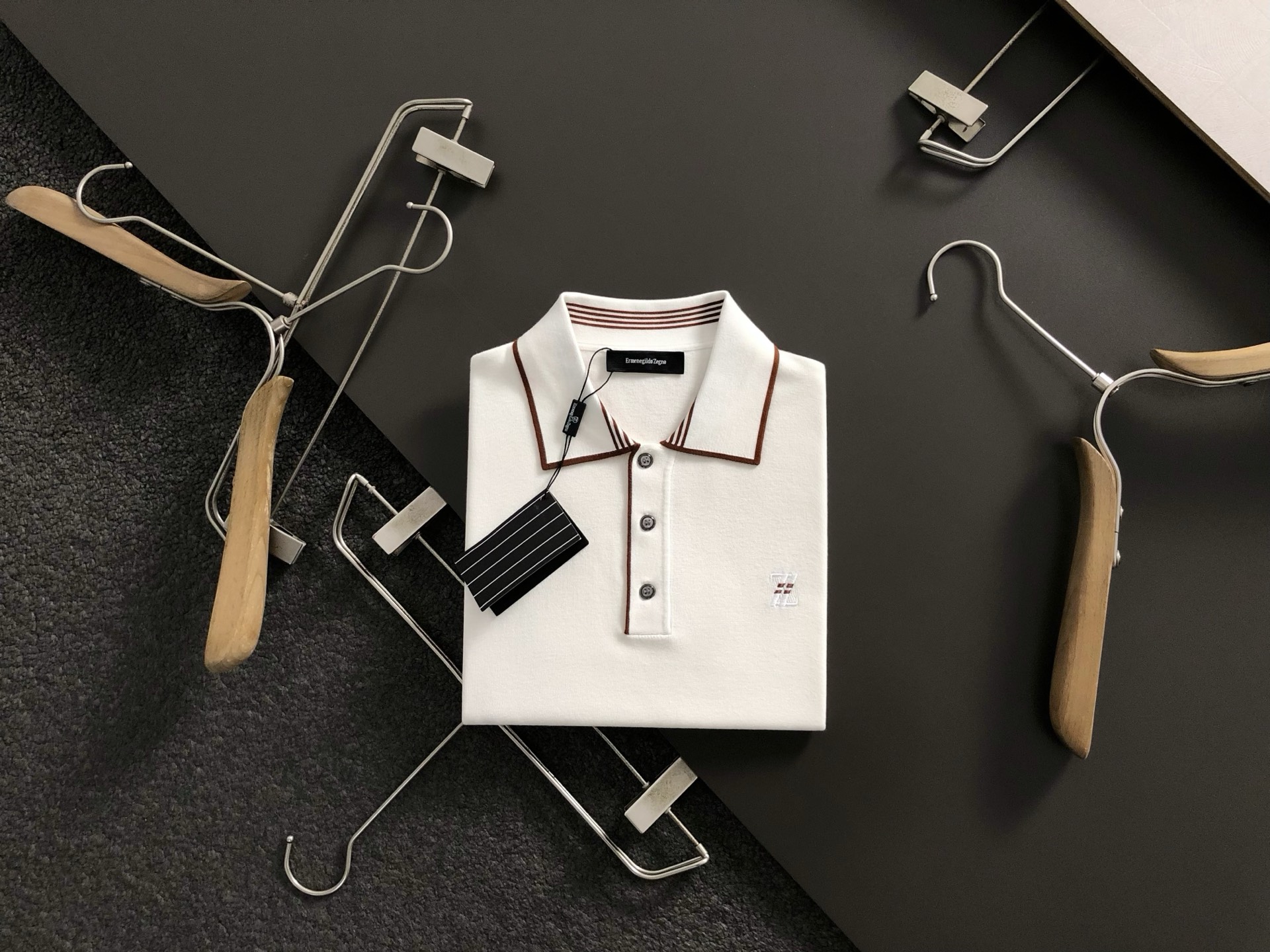 NO:525496,ZEGN* fitting style M-XXXL 2025 autumn and winter black and white color-blocked striped jacquard double Z embroidered lapel wool short sleeves, exquisite craftsmanship counter fabric, top-level elements fusion, classic short sleeve 3 specifications complete, trendy men's fashion, whether it is the comfort of the upper body or the incomparable existence 170-135(M) 175-150(L) 178-160(XL) 180-170(XXL) 180-180(XXXL) your,,T-shirt,alexander wang19860909ZEGN*合身版型M-XXXL 2025秋冬黑白拼色条纹提花双Z刺绣翻领羊毛短袖,精致工艺专柜面料,顶级元素融合打造,经典短袖3标齐全,潮男时尚,无论是上身舒适度还是都是无可比拟的存在 170-135(M) 175-150(L) 178-160(XL)180-170(XXL) 180-180(XXXL) your,,T-shirt,alexander wang,Men's clothing