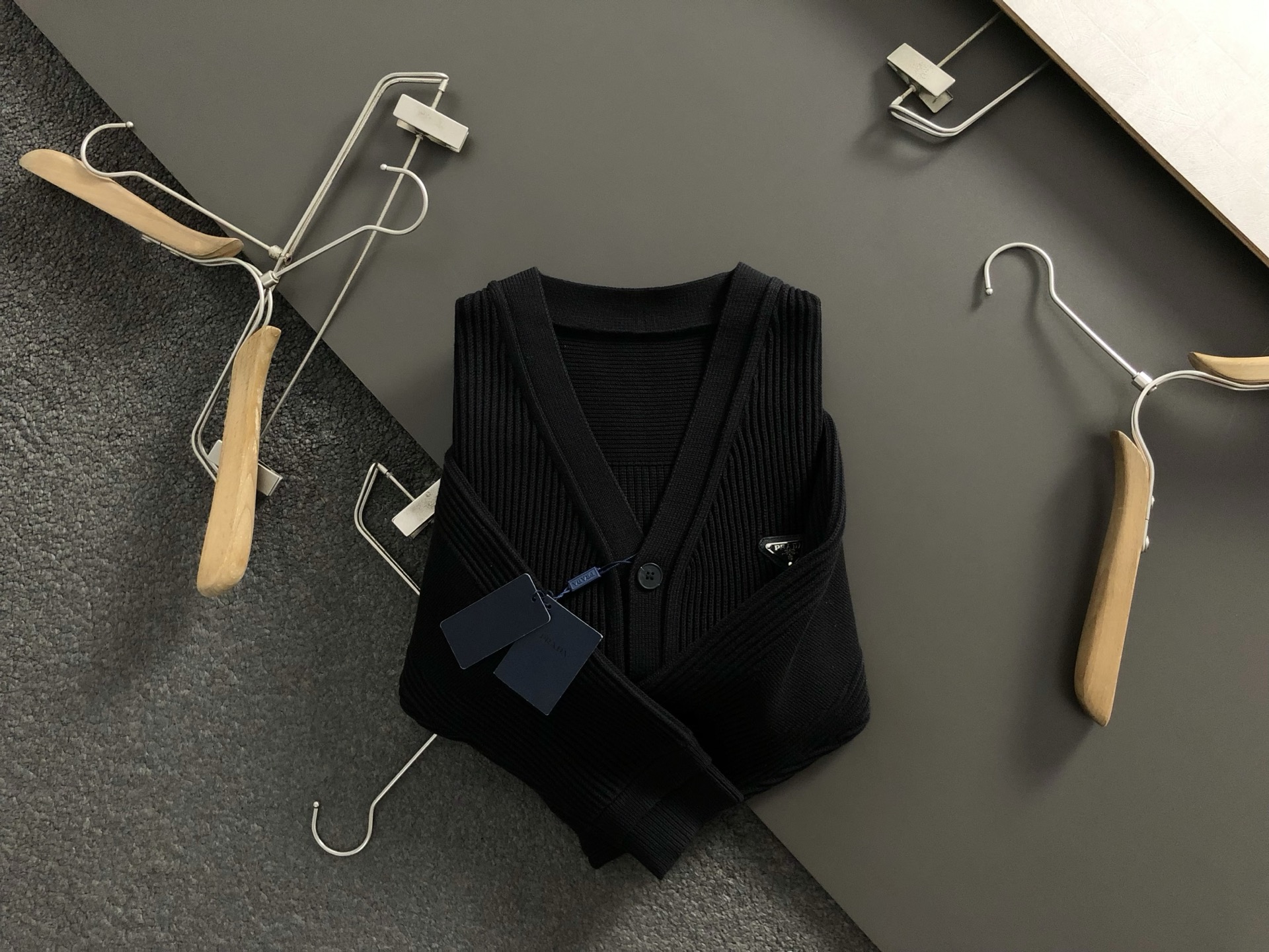 NO:525482,PRAD* loose fit M-XXXL 2025 autumn and winter trendy brand knitted cardigan jacket, mainly in classic black, cleverly incorporates metal triangle mark elements, and 2-side zippers blend to break the monotony of traditional knitted sweaters and show personality and unruly. The three-dimensional tailoring and shoulder-falling design is neat and stylish, and it easily lengthens the leg lines to create a casual and free and casual casual style. The wool-blend fabric is crisp and wear-resistant, and has breathability and comfort, suitable for daily street or light outdoor scenes. The details are embellished with metal accessories and casual pockets to add texture. Whether it is a casual look with T-shirts and jeans or a mix and match style with layered dresses, it can be easily controlled. It is an indispensable fashion item in the transition season of autumn and winter. On sale in stock M(175-140),,prada, skirts, jeans, jackets &  coats, tees, t-shirt, alexander wang19860909PRAD*宽松版型M-XXXL 2025秋冬潮牌针织开衫外套,以经典黑色为主调,巧妙融入金属三角标元素,2侧拉链融合,打破传统针织衫的单调感,彰显个性与不羁.立体剪裁落肩设计利落有型,轻松拉长腿部线条,打造随性洒脱的休闲风格.羊毛混纺面料挺括耐磨,兼具透气性与舒适感,适合日常出街或轻户外场景.细节处金属配件与休闲口袋点缀,增添质感,无论是搭配T恤牛仔裤的休闲look,还是叠穿连衣裙的混搭风,都能轻松驾驭,是秋冬过渡季不可或缺的时尚单品. 现货发售发售 M(175-140),,prada,skirts,jeans,jackets & coats,tees，t-shirt,alexander wang,Men's clothing