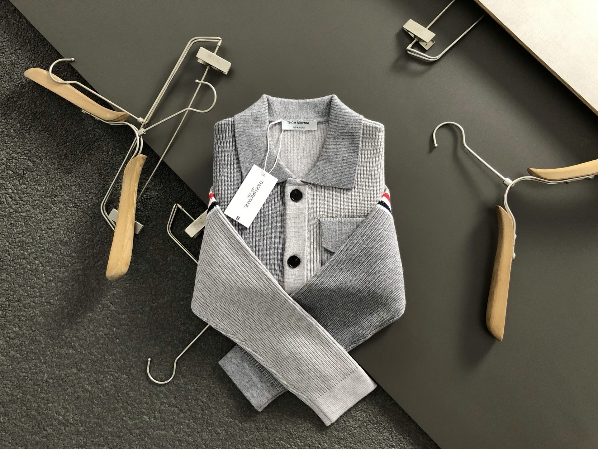 NO:525499,TB* micro-wide version 46-52 2025 autumn and winter trendy brand knitted jacket, mainly grey, cleverly blends multiple pocket elements, double-bar jacquard breaks the monotony of traditional knitted sweaters, showing personality and unruly. Three-dimensional tailoring fits the body, the short design is neat and stylish, and it easily lengthens the leg lines to create a casual and free and casual casual style. High-quality knitted fabric is crisp and wear-resistant, with breathability and comfort, suitable for daily street or light outdoor scenes. Details and multi-pocket embellishments add texture. Whether it is a casual look with T-shirts and jeans or a mix and match style with layered dresses, it can be easily controlled. It is an indispensable fashion item in the transition season of autumn and winter. On sale in stock M(175-135),, skirts, jeans, jackets &  coats, tees, t-shirt, alexander wang19860909TB*微宽版型46-52 2025秋冬潮牌针织外套,以经灰色为主调,巧妙融多口袋元素,双杆提花打破传统针织衫单调感,彰显个性与不羁.立体剪裁贴合身形,短款设计利落有型,轻松拉长腿部线条,打造随性洒脱的休闲风格.优质针织面料挺括耐磨,兼具透气性与舒适感,适合日常出街或轻户外场景.细节处纽扣与多口袋点缀,增添质感,无论是搭配T恤牛仔裤的休闲look,还是叠穿连衣裙的混搭风,都能轻松驾驭,是秋冬过渡季不可或缺的时尚单品. 现货发售发售 M(175-135),,skirts,jeans,jackets & coats,tees，t-shirt,alexander wang,Men's clothing