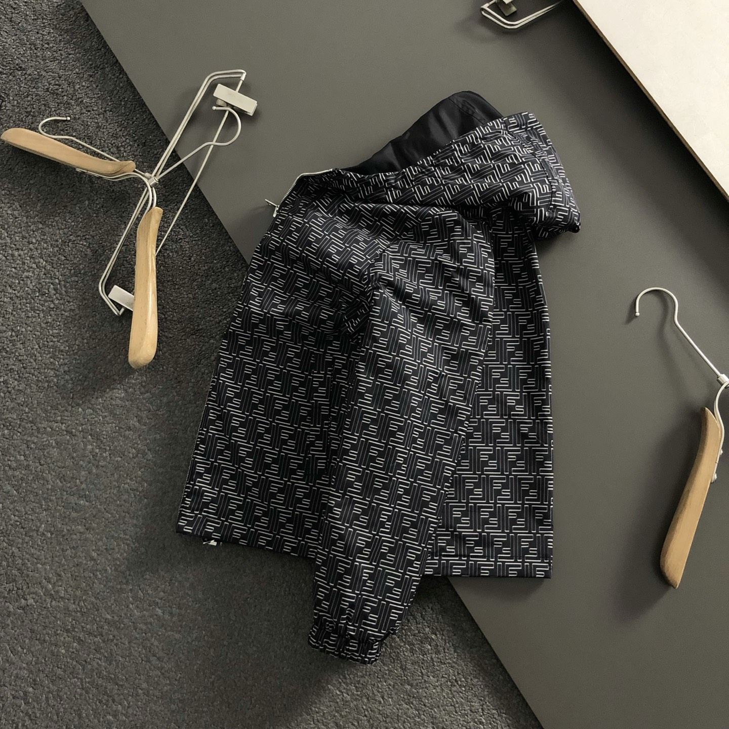 NO:525484,FEND *Double-sided fit m-xxxl 25 top-grade black double F-arm hooded double-sided jacket. Counter trendy casual hooded jacket, full print on the back, stylish and meticulous craftsmanship, classic elements fusion, complete 3 standards, trendy men's fashion, whether it is the comfort of the upper body or the incomparable existence, fendi, jackets & coats, jackets & coats, hats, alexander wang19860909FEND *双面版型m-xxxl 25顶级黑色双F袖标连帽双面夹克.专柜潮流休闲连帽外套,反面满幅印花时尚细致工艺专柜面料,经典元素融合打造,3标齐全,潮男时尚,无论是上身舒适度还是都是无可比拟的存在,,fendi,jackets & coats,jackets & coats,hats,alexander wang,Men's clothing