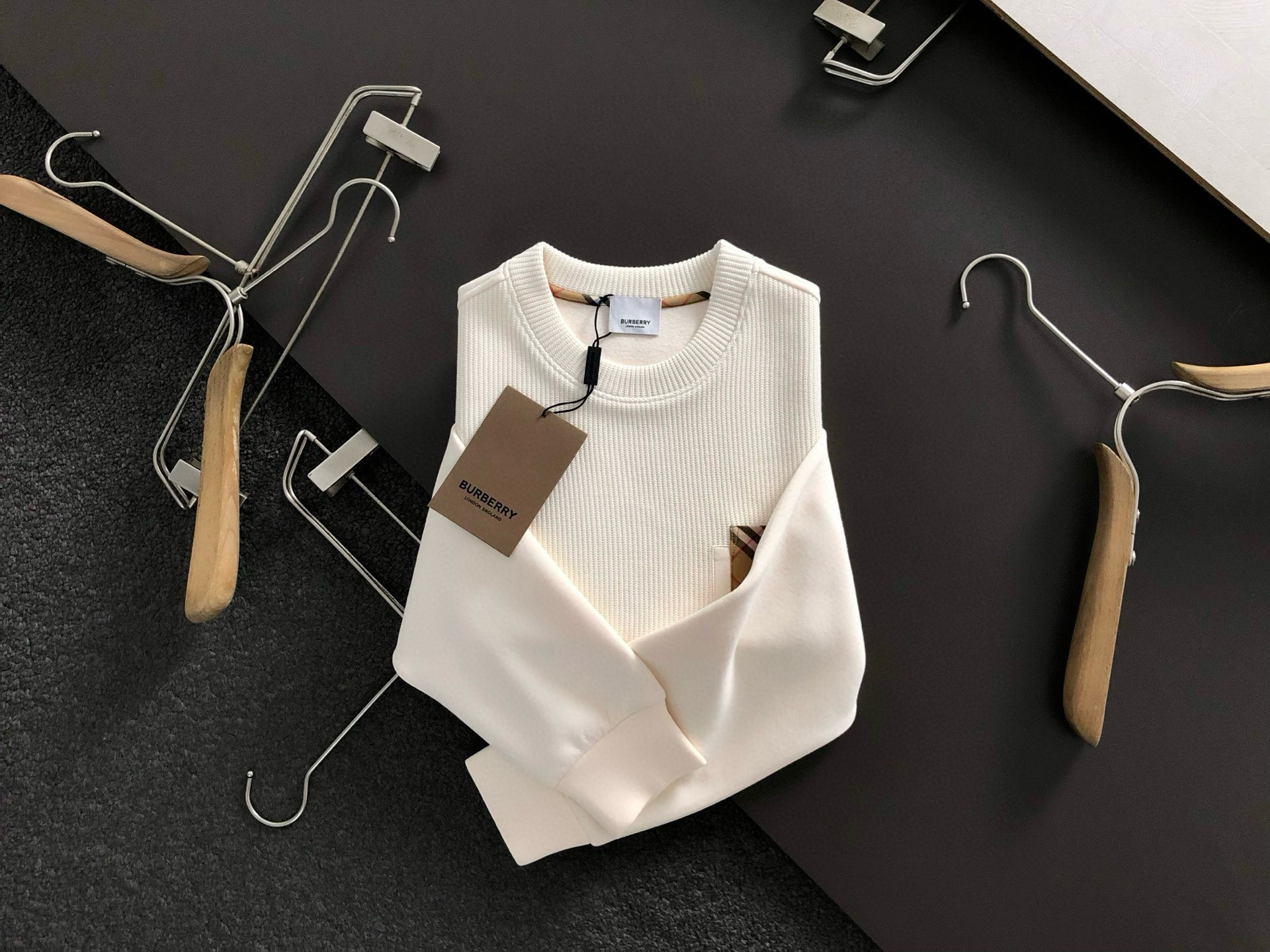 NO:525479,BBR* fitting style M-XXXL 2025 autumn and winter cloud soft series needle plaid pocket fusion knitted fabric gold versatile round neck sweatshirt long sleeves, exquisite craftsmanship counter fabric, top-level elements fusion creation, 3 standards, trendy men's fashion, whether it is the comfort of the upper body or the incomparable existence 170-135(M) 175-150(L) 178-160(XL) 180-170(XXL) 180-180(XXXL) your,,hoodie,sweatshirts,alexander wang19860909BBR*合身版型M-XXXL 2025秋冬云柔系列针格纹口袋融合针织面料金百搭圆领卫衣长袖,精致工艺专柜面料,顶级元素融合打造,3标齐全,潮男时尚,无论是上身舒适度还是都是无可比拟的存在 170-135(M) 175-150(L) 178-160(XL)180-170(XXL) 180-180(XXXL) your,,hoodie,sweatshirts,alexander wang,Men's clothing