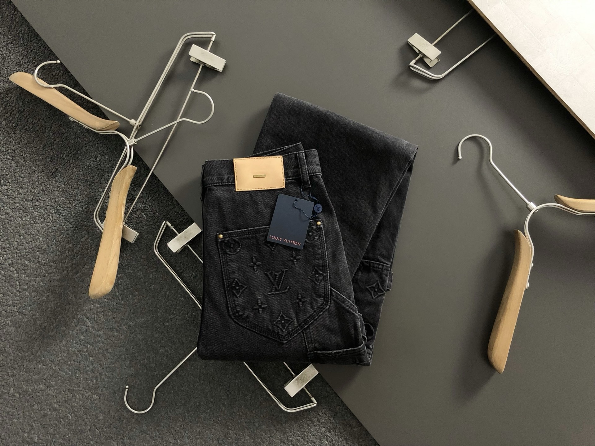 NO:525481,L Brand* tolerant version 30-36 Fashionable and atmospheric splicing jeans, unlocking new trendy passwords. On the fashionable stage, structural jeans are like a bright new star, shining with unique charm. It cleverly combines the casualness and freedom of classic jeans with the gorgeous and exquisiteness of splicing craftsmanship, creating a stunning spark of fashion. The carefully inlaid splicing of the trousers adds a luxurious texture to the overall shape. Whether it is a simple straight-fitting or a personalized ripped design, the splicing embellishments make it stand out instantly, demonstrating the unrestrained and fashionable attitude of the wearer. Paired with a simple white T- or a fashionable shirt, the brick jeans can be easily controlled. Whether it is a daily street or a party, it can make you the focus of the crowd and show the grand style. Off-sale gray 30 32 34  36, jeans,shirts,alexander wang19860909L牌*宽容版型30-36 时尚大气拼接款牛仔裤,解锁潮流新密码 在时尚的舞台上,结构牛仔裤宛如一颗璀璨新星,闪耀着独特魅力.它巧妙地将经典牛仔裤的随性自在与拼接工艺的华丽精致相融合,碰撞出令人惊艳的时尚火花. 裤身上精心镶嵌的拼接为整体造型增添了奢华质感.无论是简约的直筒版型,还是个性的破洞设计,拼接的点缀都让其瞬间脱颖而出,彰显出穿着者不羁又时尚的态度. 搭配一件简约白 T 或是时尚衬衫,烫砖牛仔裤都能轻松驾驭,无论是日常出街还是参加聚会,它都能让你成为人群中的焦点,尽显大气风范. 现货发售发售灰色30 32 34 36,,jeans,shirts,alexander wang,Men's clothing