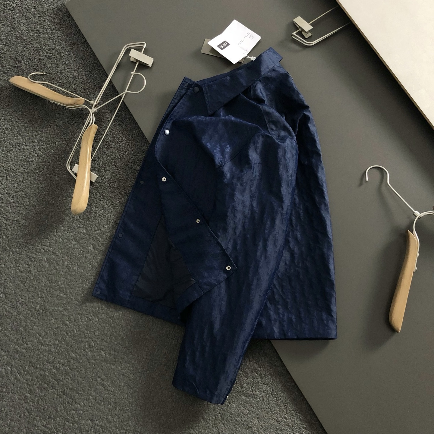 NO:525485,Dir* micro-wide style S-XXl 2025 autumn and winter trendy blue full-frame woven letter cardigan jacket, with classic blue as the main tone, cleverly incorporates letter arrangement elements, breaking the monotony of the traditional jacket, showing personality and unruly. The three-dimensional tailoring and shoulder-falling design is neat and stylish, and it easily lengthens the leg lines to create a casual and free and casual casual style. The fabric is crisp and wear-resistant, and it is both breathable and comfortable, suitable for daily street or light outdoor scenes. The details are embellished with metal accessories and casual pockets to add texture. Whether it is a casual look with T-shirts and jeans or a mix and match style with layered dresses, it can be easily controlled. It is an indispensable fashion item in the transition season of autumn and winter. On sale in stock M (175-140),, skirts, jeans, jackets & coats, jackets &  coats, tees, t-shirt, alexander wang19860909Dir*微宽版型S-XXl 2025秋冬潮牌蓝色全幅编制字母开衫外套,以经典蓝色为主调,巧妙融入字母排列元素,打破传统夹克的单调感,彰显个性与不羁.立体剪裁落肩设计利落有型,轻松拉长腿部线条,打造随性洒脱的休闲风格.面料挺括耐磨,兼具透气性与舒适感,适合日常出街或轻户外场景.细节处金属配件与休闲口袋点缀,增添质感,无论是搭配T恤牛仔裤的休闲look,还是叠穿连衣裙的混搭风,都能轻松驾驭,是秋冬过渡季不可或缺的时尚单品. 现货发售发售 M(175-140),,skirts,jeans,jackets & coats,jackets & coats,tees，t-shirt,alexander wang,Men's clothing