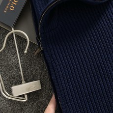 Polo*尺码S-XXl 属性 2026秋冬羊毛衫 成分 羊毛衫 意式轻熟风立领针织外套,秋冬衣柜里的百搭刚需单品。 精 Polo*尺码S-XXl 属性 2026秋冬羊毛衫 成分 羊毛衫 意式轻熟风立领针织外套,秋冬衣柜里的百搭刚需单品。 精