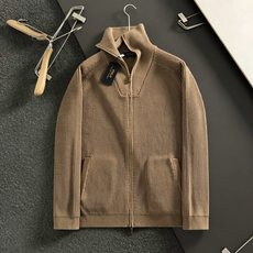Polo*尺码S-XXl 属性 2026秋冬羊毛衫 成分 羊毛衫 意式轻熟风立领针织外套,秋冬衣柜里的百搭刚需单品。 精 Polo*尺码S-XXl 属性 2026秋冬羊毛衫 成分 羊毛衫 意式轻熟风立领针织外套,秋冬衣柜里的百搭刚需单品。 精