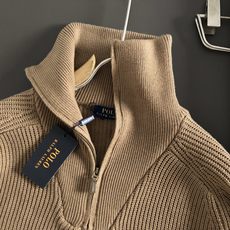 Polo*尺码S-XXl 属性 2026秋冬羊毛衫 成分 羊毛衫 意式轻熟风立领针织外套,秋冬衣柜里的百搭刚需单品。 精 Polo*尺码S-XXl 属性 2026秋冬羊毛衫 成分 羊毛衫 意式轻熟风立领针织外套,秋冬衣柜里的百搭刚需单品。 精