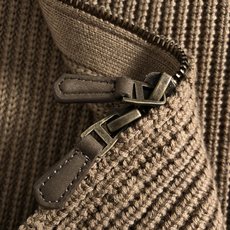Polo*尺码S-XXl 属性 2026秋冬羊毛衫 成分 羊毛衫 意式轻熟风立领针织外套,秋冬衣柜里的百搭刚需单品。 精 Polo*尺码S-XXl 属性 2026秋冬羊毛衫 成分 羊毛衫 意式轻熟风立领针织外套,秋冬衣柜里的百搭刚需单品。 精