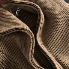 Polo*尺码S-XXl 属性 2026秋冬羊毛衫 成分 羊毛衫 意式轻熟风立领针织外套,秋冬衣柜里的百搭刚需单品。 精 Polo*尺码S-XXl 属性 2026秋冬羊毛衫 成分 羊毛衫 意式轻熟风立领针织外套,秋冬衣柜里的百搭刚需单品。 精