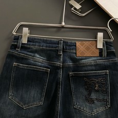 BBR*尺码29-36 属性 2026秋冬牛仔裤 深蓝水洗直筒牛仔裤,是男士衣橱里永不过时的基础硬款。 高密斜纹牛仔面料 BBR*尺码29-36 属性 2026秋冬牛仔裤 深蓝水洗直筒牛仔裤,是男士衣橱里永不过时的基础硬款。 高密斜纹牛仔面料