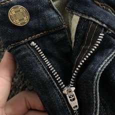 BBR*尺码29-36 属性 2026秋冬牛仔裤 深蓝水洗直筒牛仔裤,是男士衣橱里永不过时的基础硬款。 高密斜纹牛仔面料 BBR*尺码29-36 属性 2026秋冬牛仔裤 深蓝水洗直筒牛仔裤,是男士衣橱里永不过时的基础硬款。 高密斜纹牛仔面料