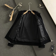 FEN*尺码M-xxxl 属性 2026秋冬夹克 经典满印老花提花,棕黑撞色复古高级,辨识度拉满却不浮夸。罗纹翻领搭配同 FEN*尺码M-xxxl 属性 2026秋冬夹克 经典满印老花提花,棕黑撞色复古高级,辨识度拉满却不浮夸。罗纹翻领搭配同