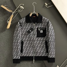 FEN*尺码M-xxxl 属性 2026秋冬夹克 经典满印老花提花,棕黑撞色复古高级,辨识度拉满却不浮夸。罗纹翻领搭配同 FEN*尺码M-xxxl 属性 2026秋冬夹克 经典满印老花提花,棕黑撞色复古高级,辨识度拉满却不浮夸。罗纹翻领搭配同