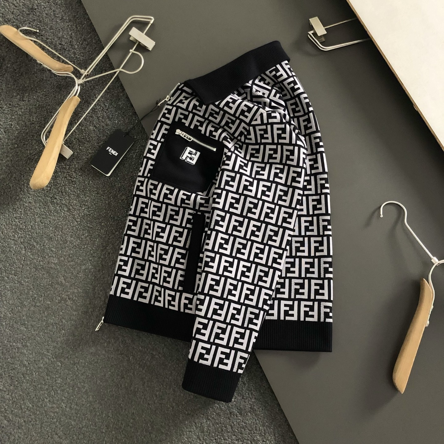 FEN*尺码M-xxxl 属性 2026秋冬夹克 经典满印老花提花,棕黑撞色复古高级,辨识度拉满却不浮夸。罗纹翻领搭配同 FEN*尺码M-xxxl 属性 2026秋冬夹克 经典满印老花提花,棕黑撞色复古高级,辨识度拉满却不浮夸。罗纹翻领搭配同