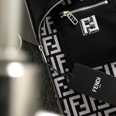 FEN*尺码M-xxxl 属性 2026秋冬夹克 经典满印老花提花,棕黑撞色复古高级,辨识度拉满却不浮夸。罗纹翻领搭配同 FEN*尺码M-xxxl 属性 2026秋冬夹克 经典满印老花提花,棕黑撞色复古高级,辨识度拉满却不浮夸。罗纹翻领搭配同