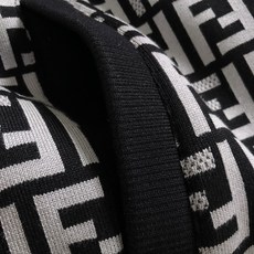 FEN*尺码M-xxxl 属性 2026秋冬夹克 经典满印老花提花,棕黑撞色复古高级,辨识度拉满却不浮夸。罗纹翻领搭配同 FEN*尺码M-xxxl 属性 2026秋冬夹克 经典满印老花提花,棕黑撞色复古高级,辨识度拉满却不浮夸。罗纹翻领搭配同